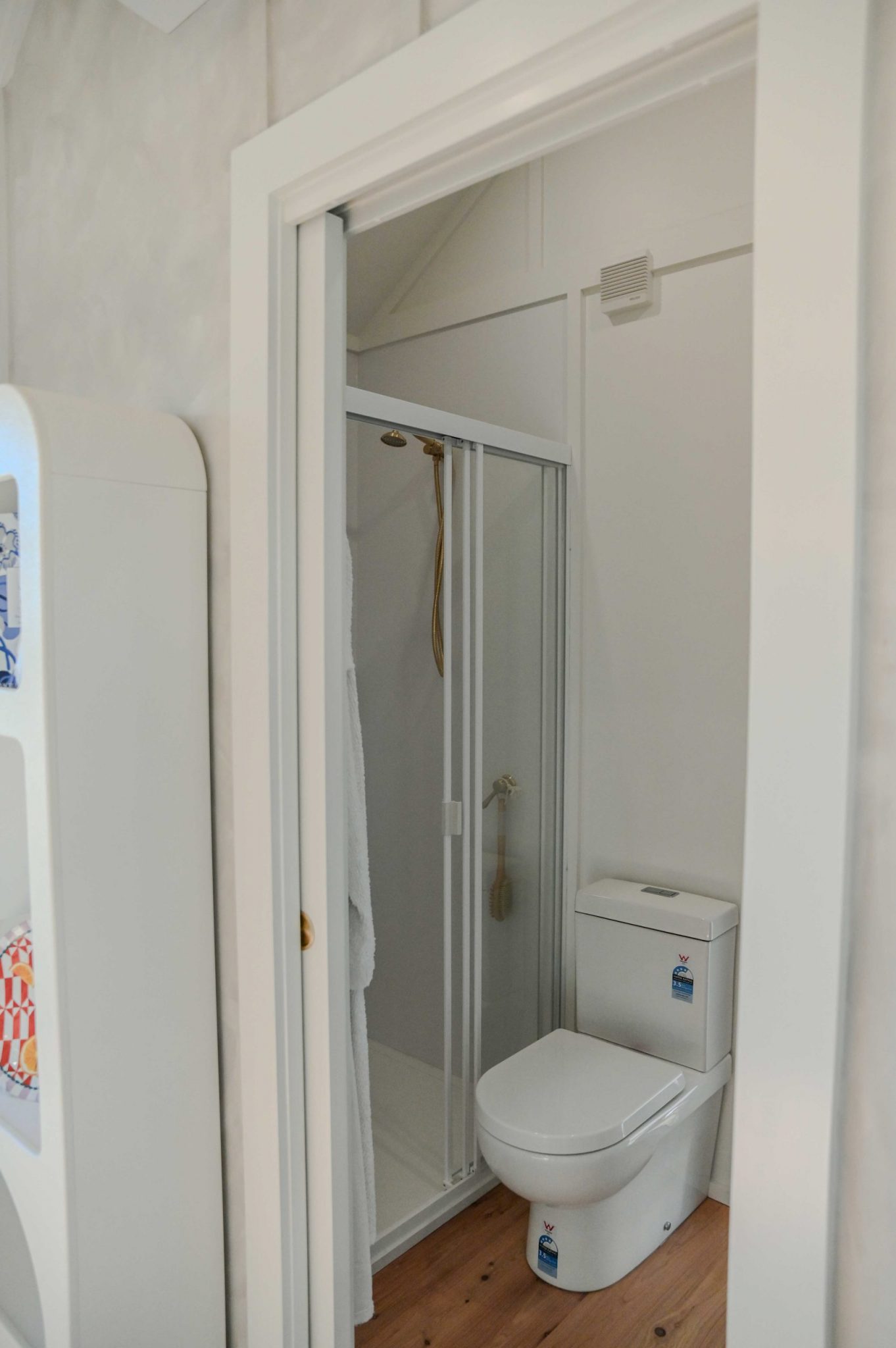 salle de bain mini maison mobile avec une terrasse Bowerbird