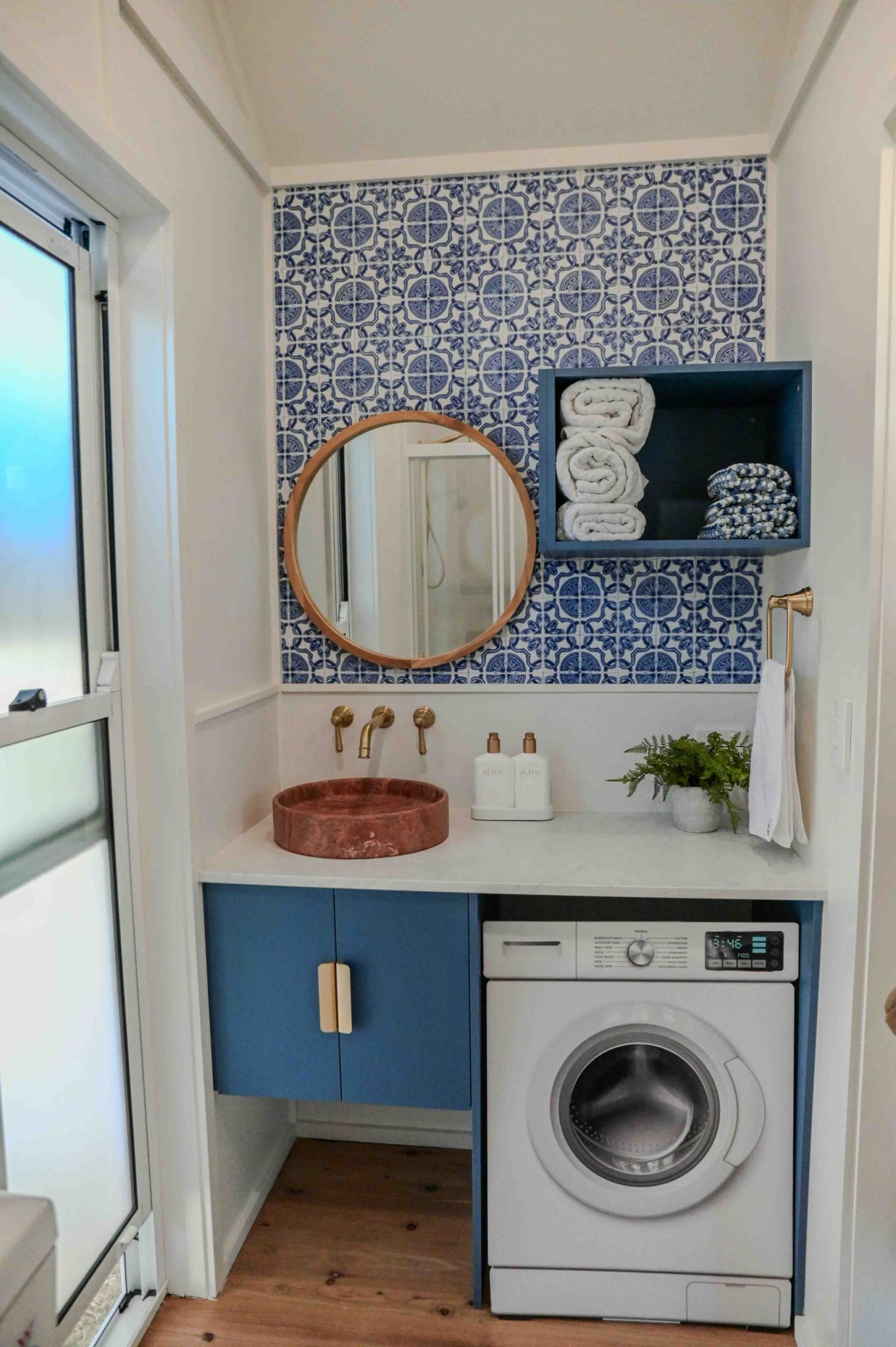 salle de bain mini maison mobile avec une terrasse Bowerbird