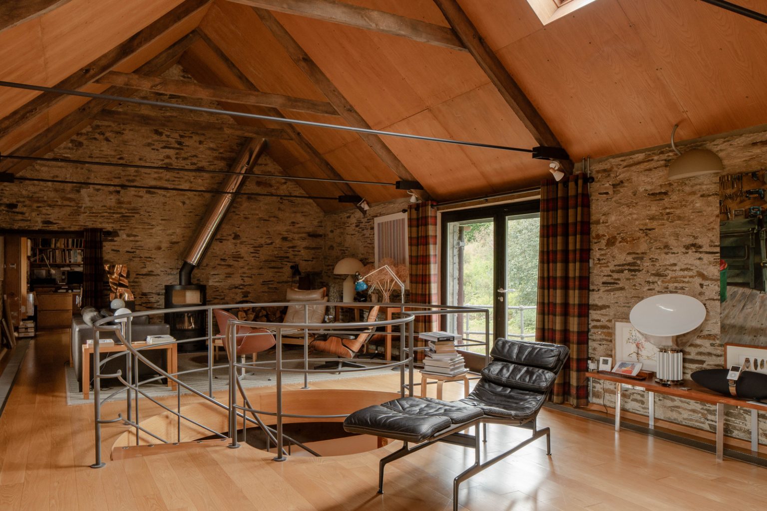 salon double hauteur avec poutres maison ancienne rénovée dans la campagne anglaise