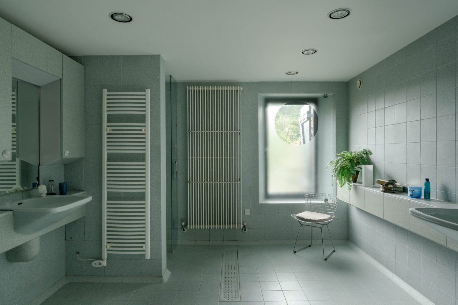 salle de bain design grise