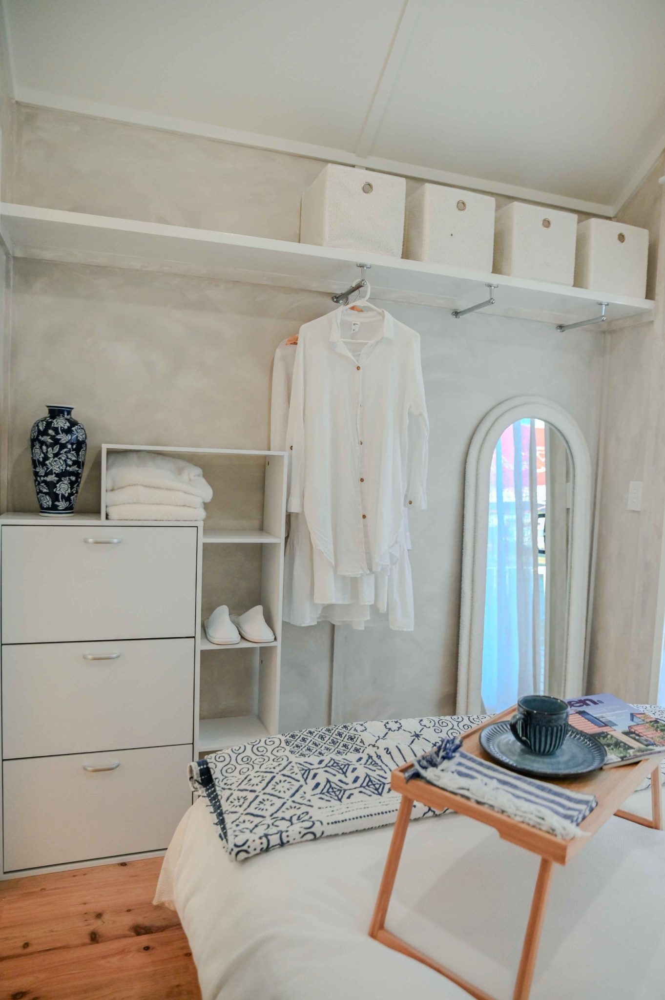 chambre mini maison mobile avec une terrasse Bowerbird par Unplgd Tiny Homes