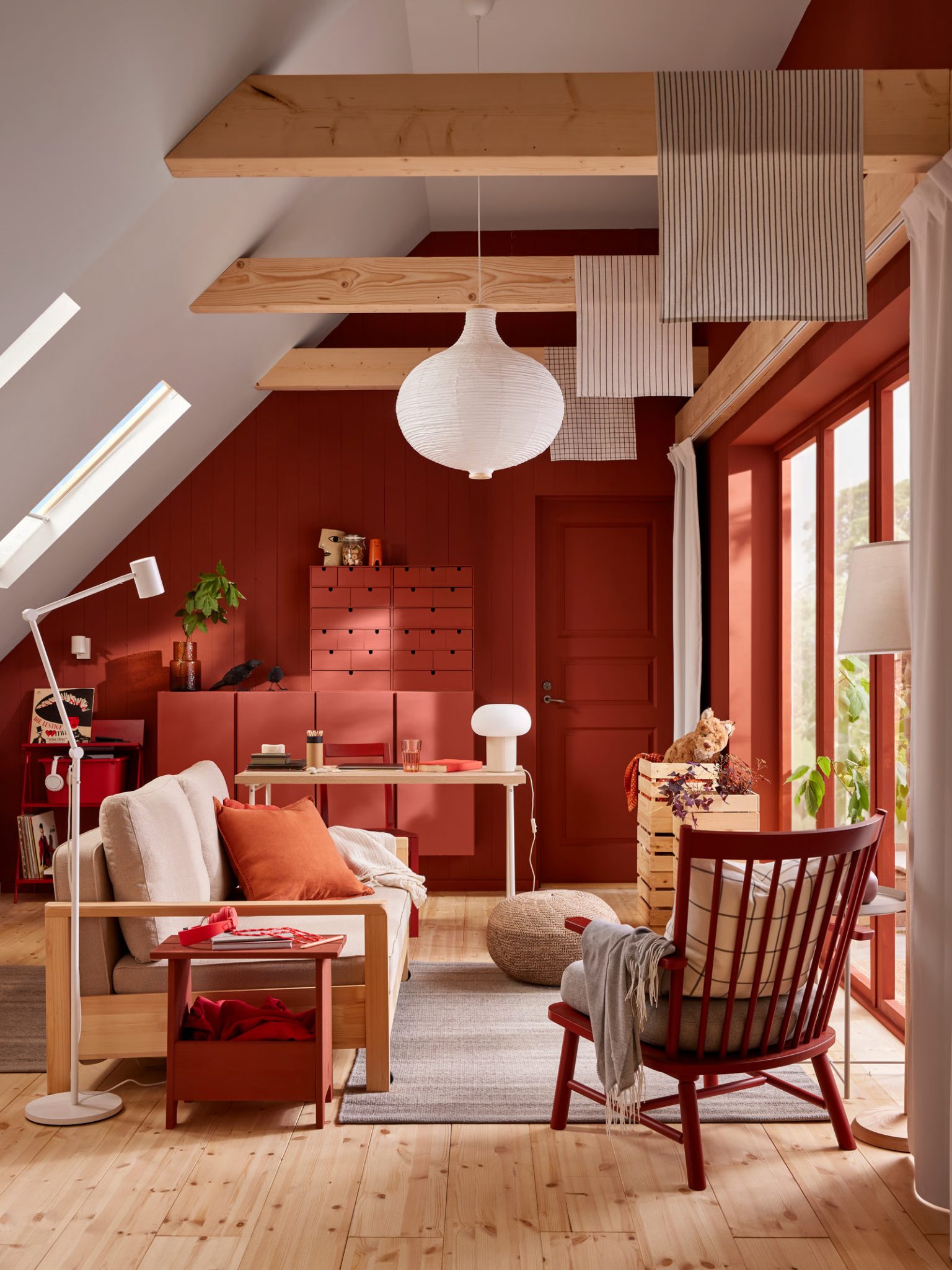 salon mansardé mur rouge style scandinave