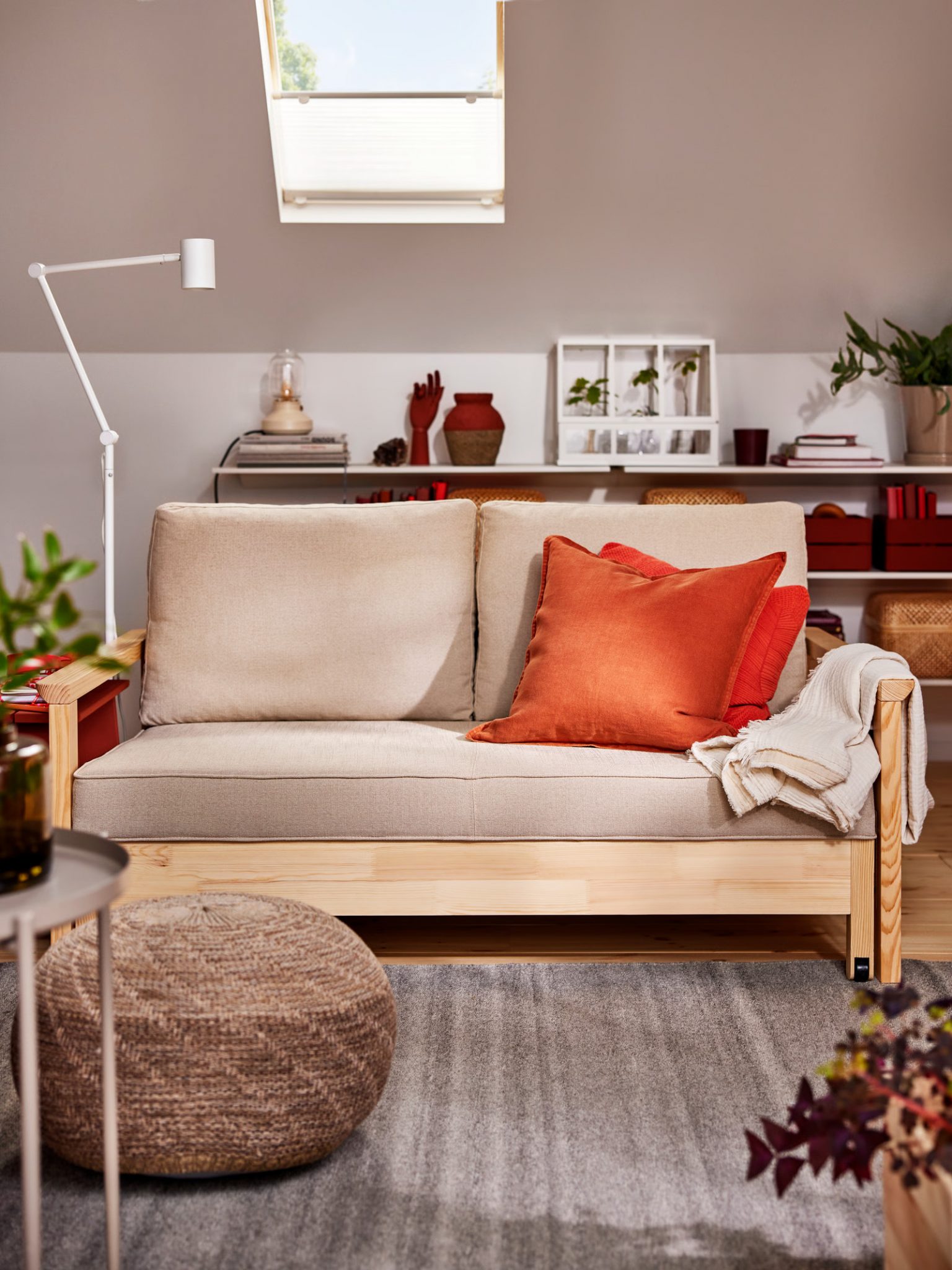 salon avec fenêtre de toi style scandinave