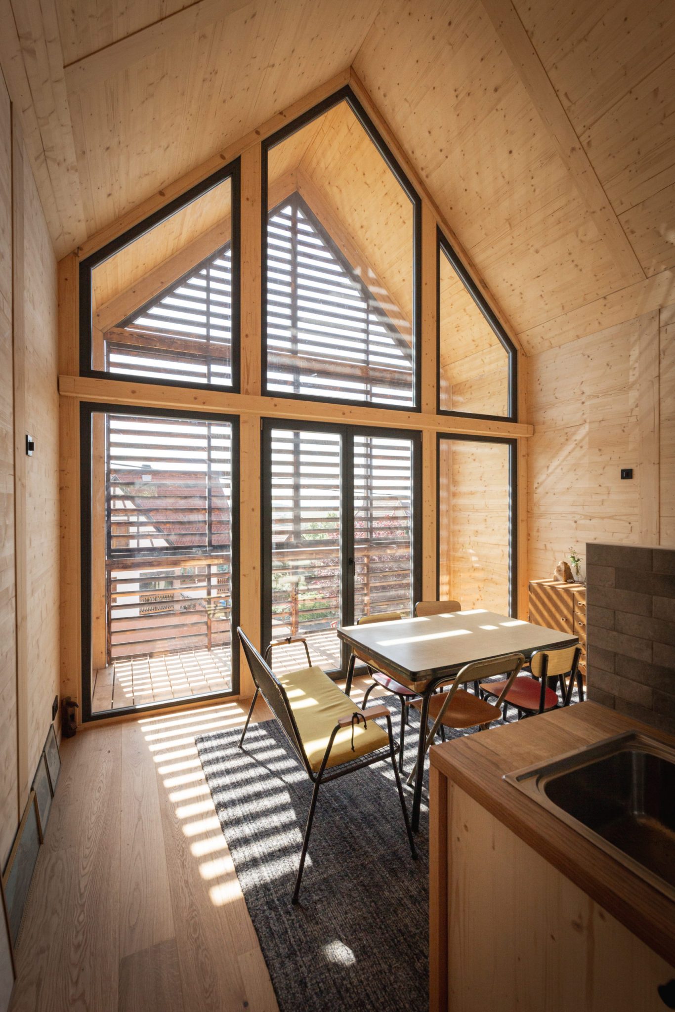 cuisine et salle à manger petite maison 40m2 préfabriquée en Alsace par ÜTE