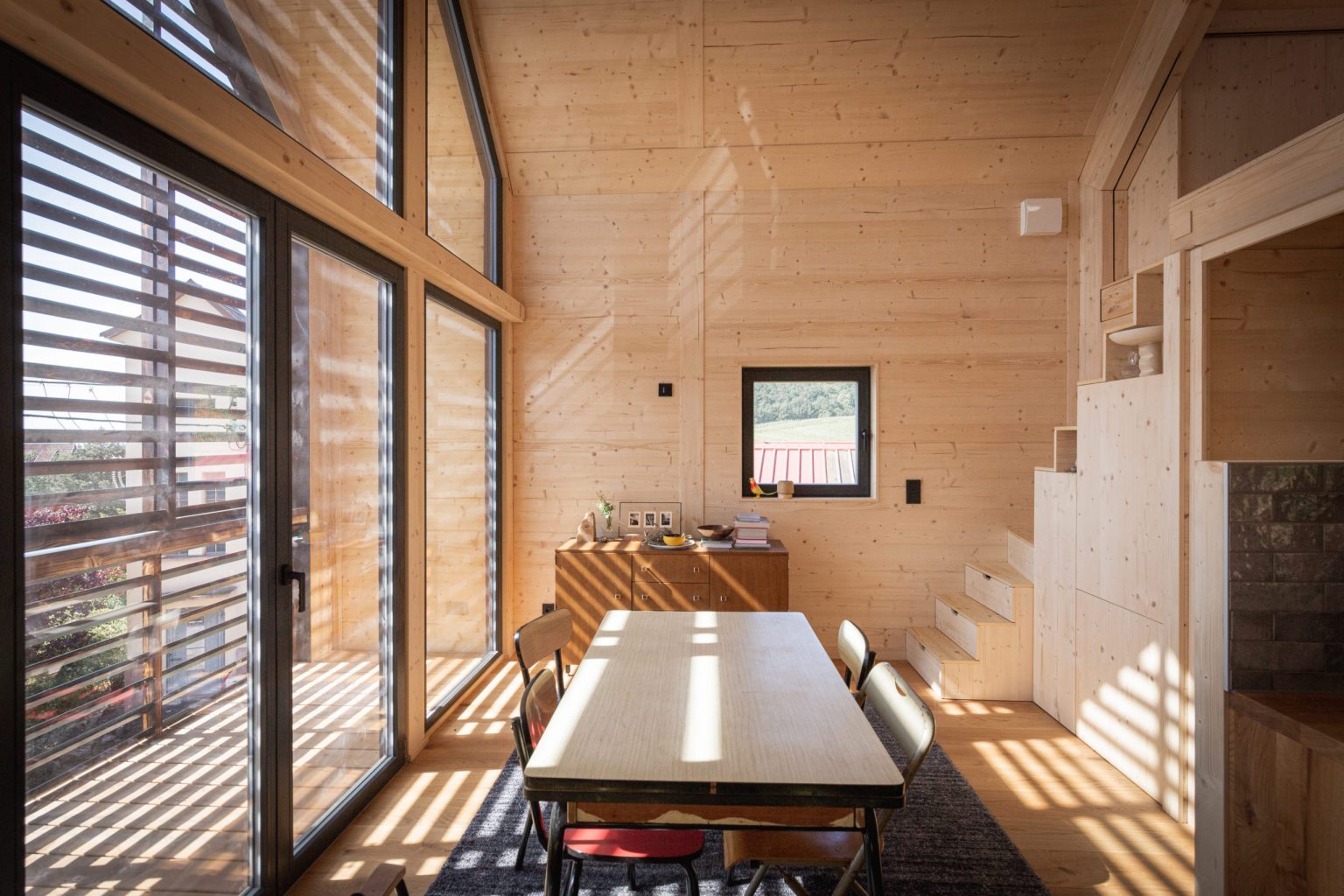 cuisine et salle à manger petite maison 40m2 préfabriquée en Alsace par ÜTE