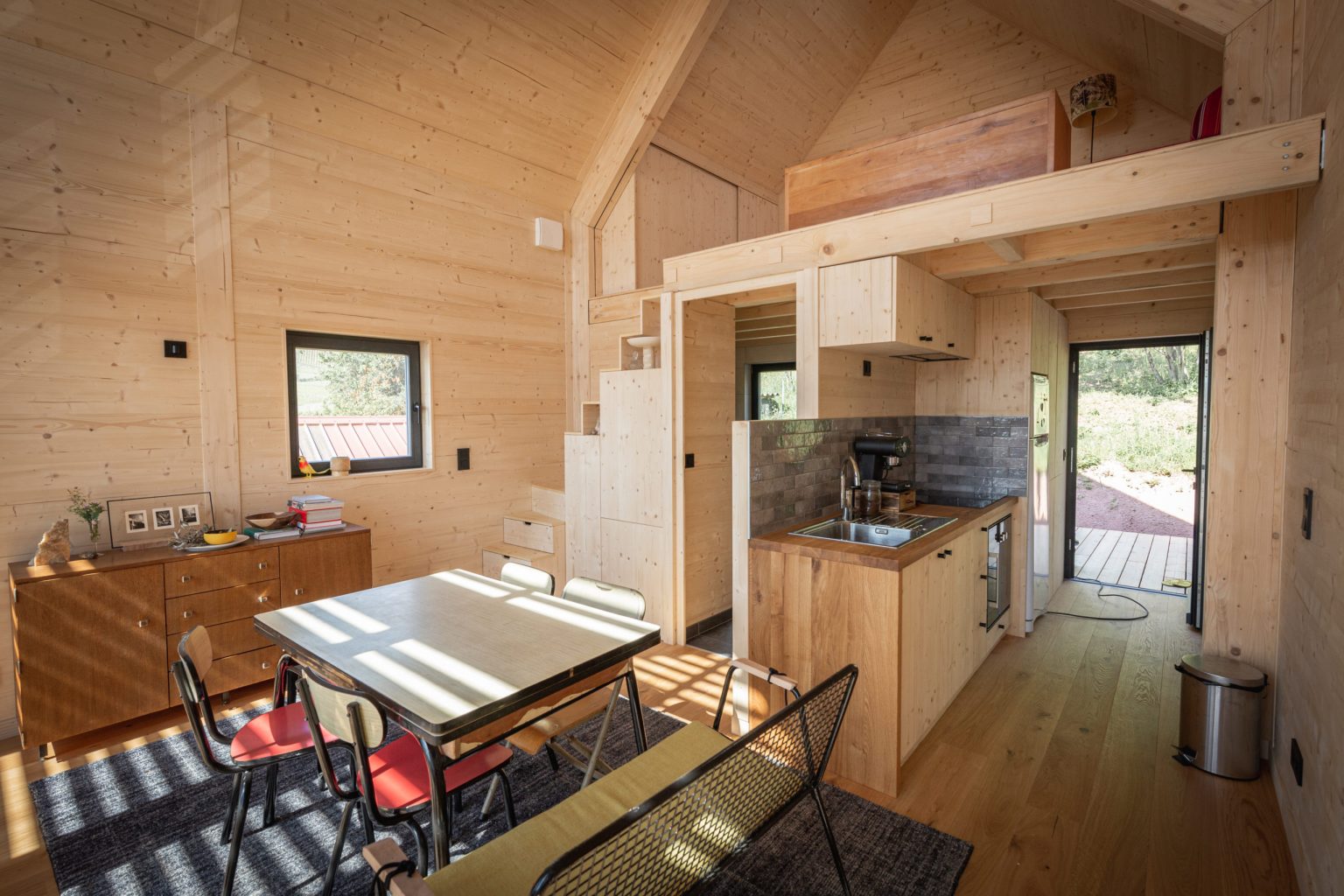 cuisine et salle à manger petite maison 40m2 préfabriquée en Alsace par ÜTE
