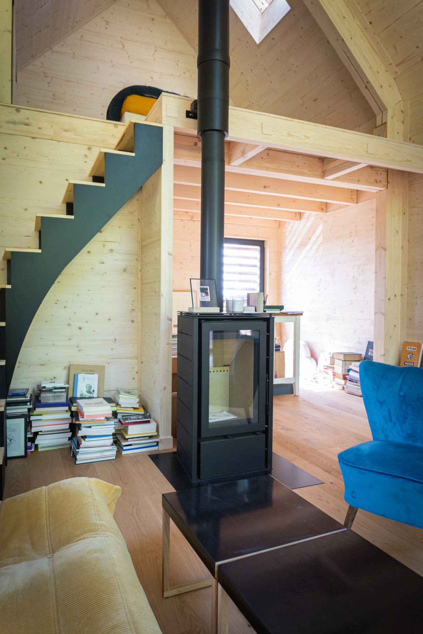 salon avec mezzanine petite maison 40m2 préfabriquée en Alsace par ÜTE