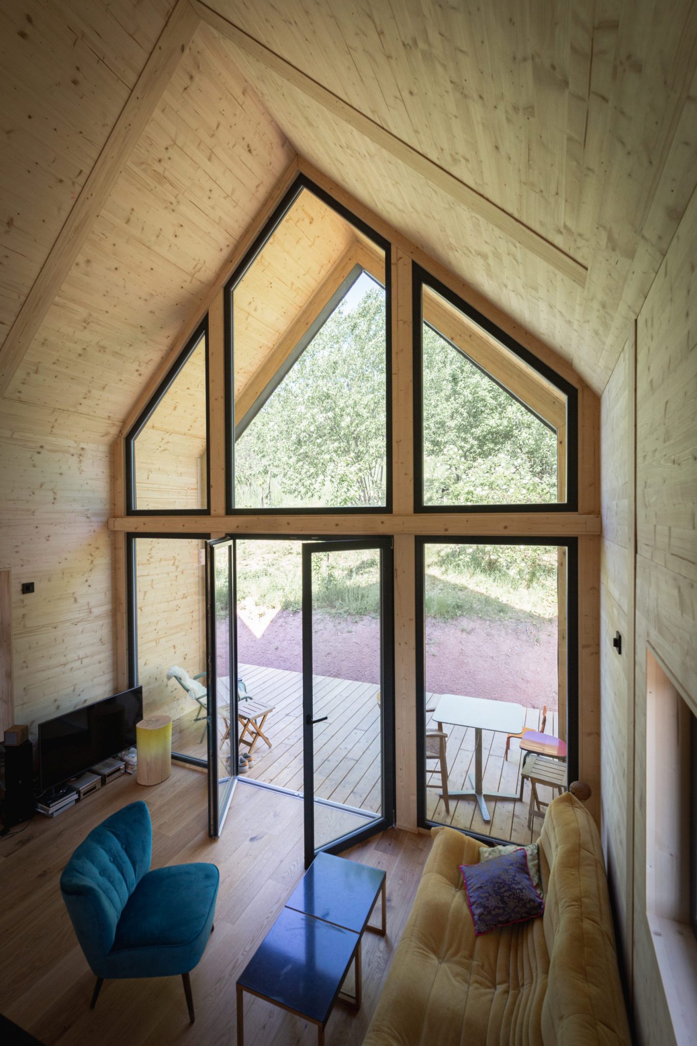 salon avec pignon vitré petite maison 40m2 préfabriquée en Alsace par ÜTE
