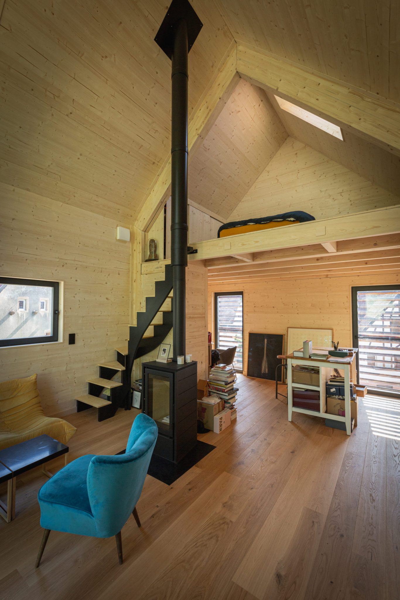 salon avec poêle à bois et mezzanine petite maison 40m2 préfabriquée en Alsace par ÜTE
