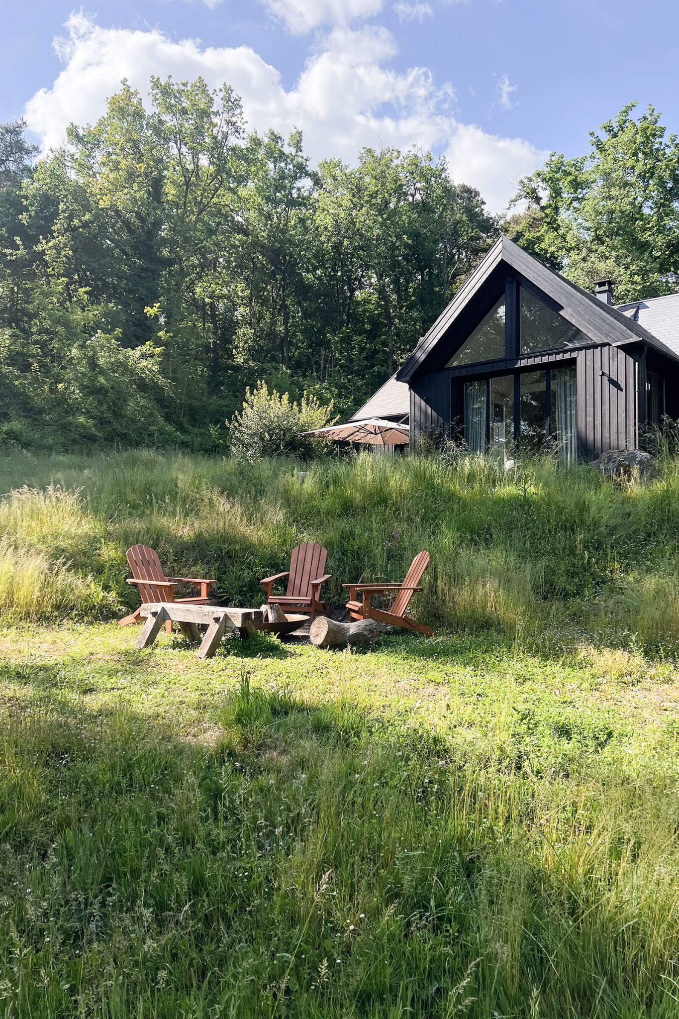 maison en bois noir près de Paris Le Vaudoué Velvet House