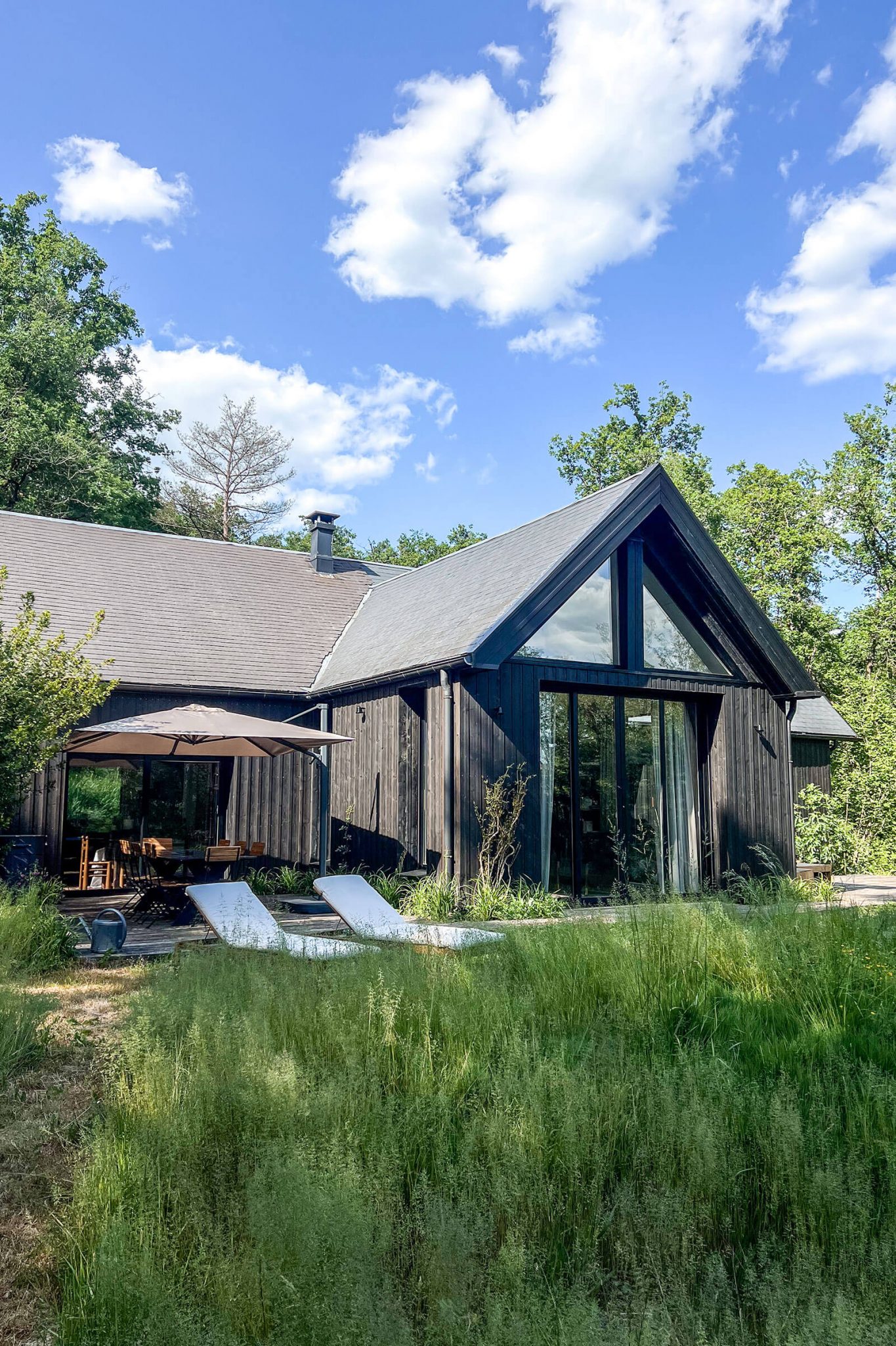 maison en bois noir près de Paris Le Vaudoué Velvet House