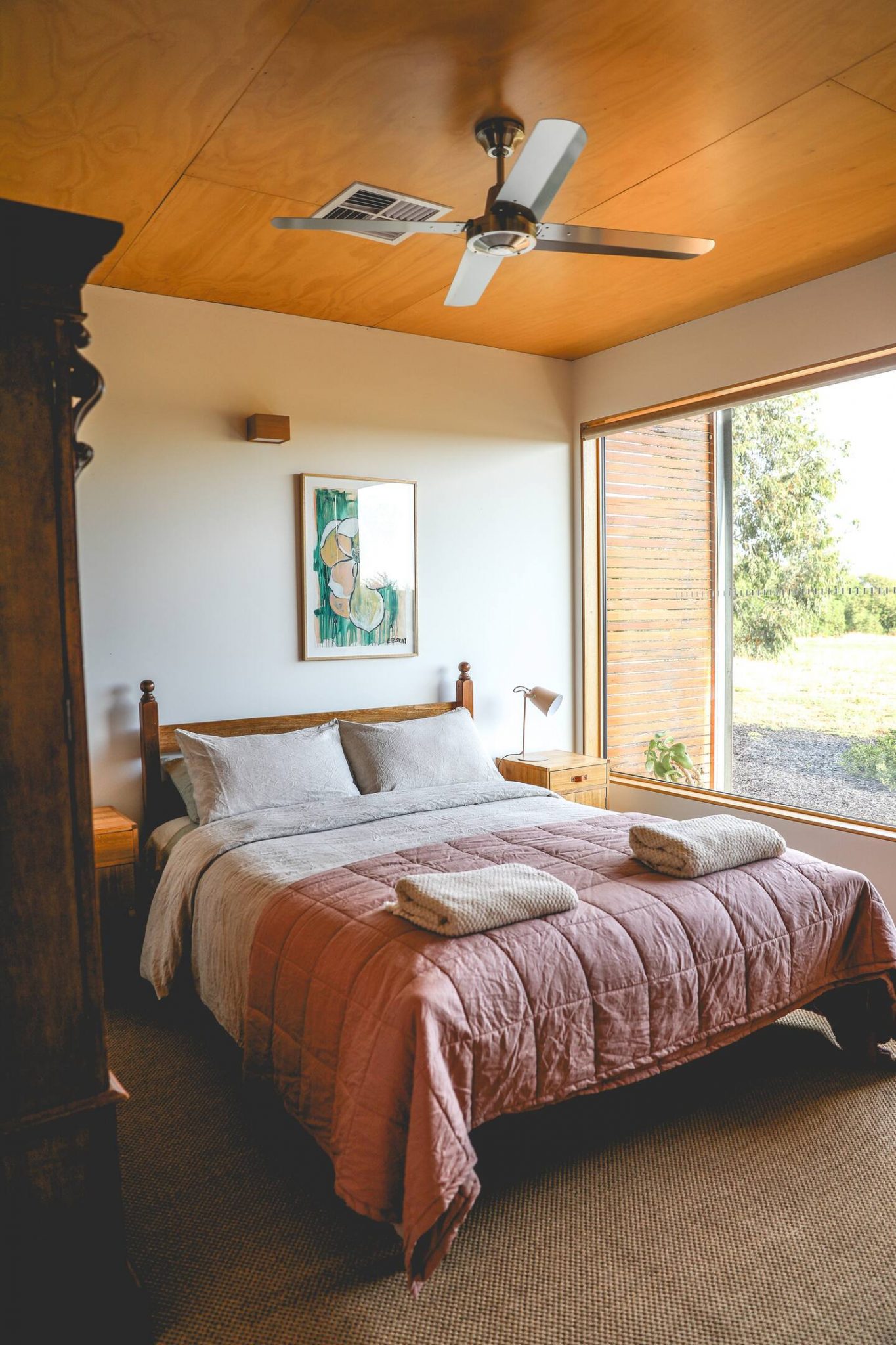 chambre moderne avec ventilateur plafond