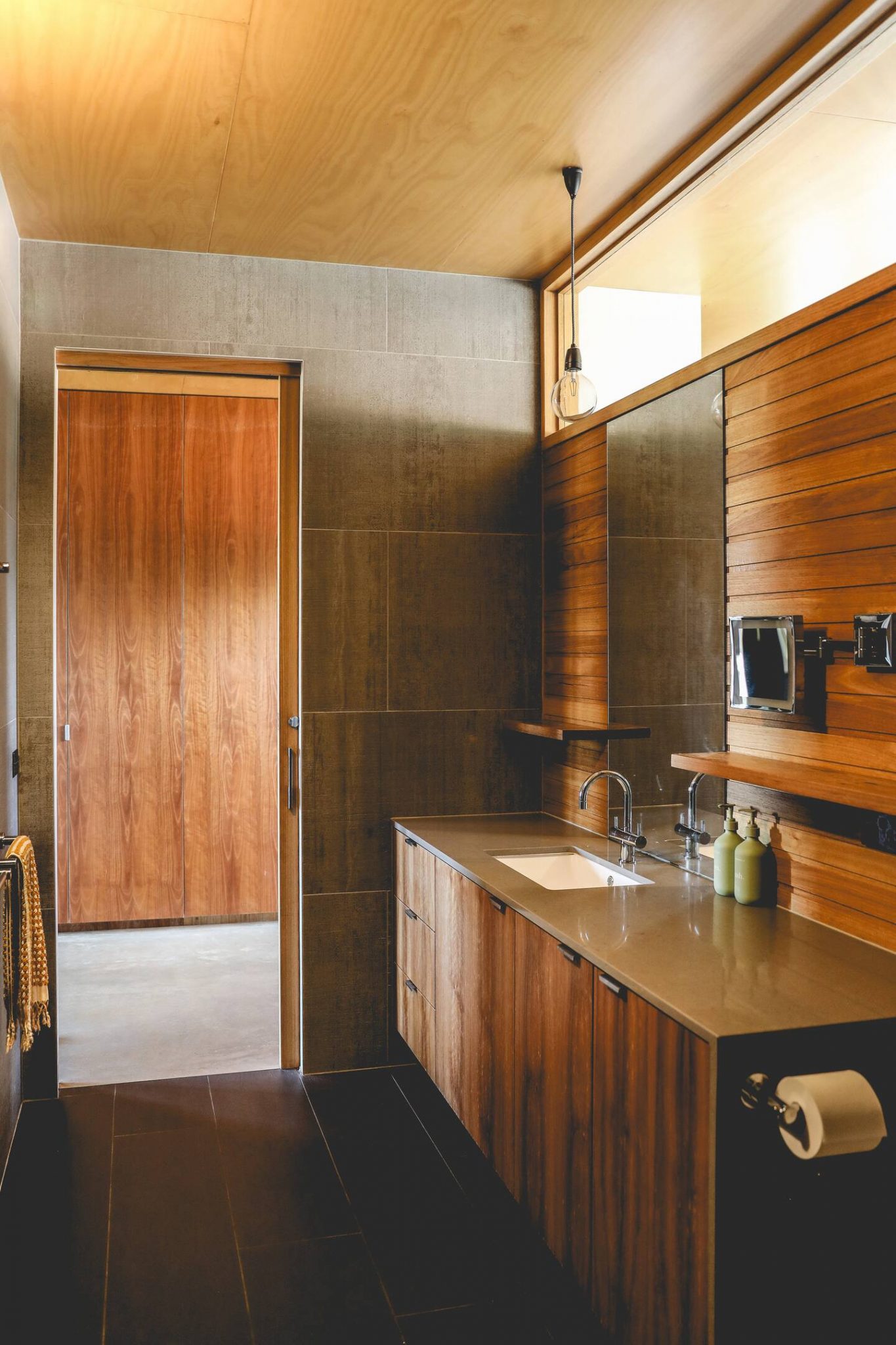 salle de bain moderne bois et grise