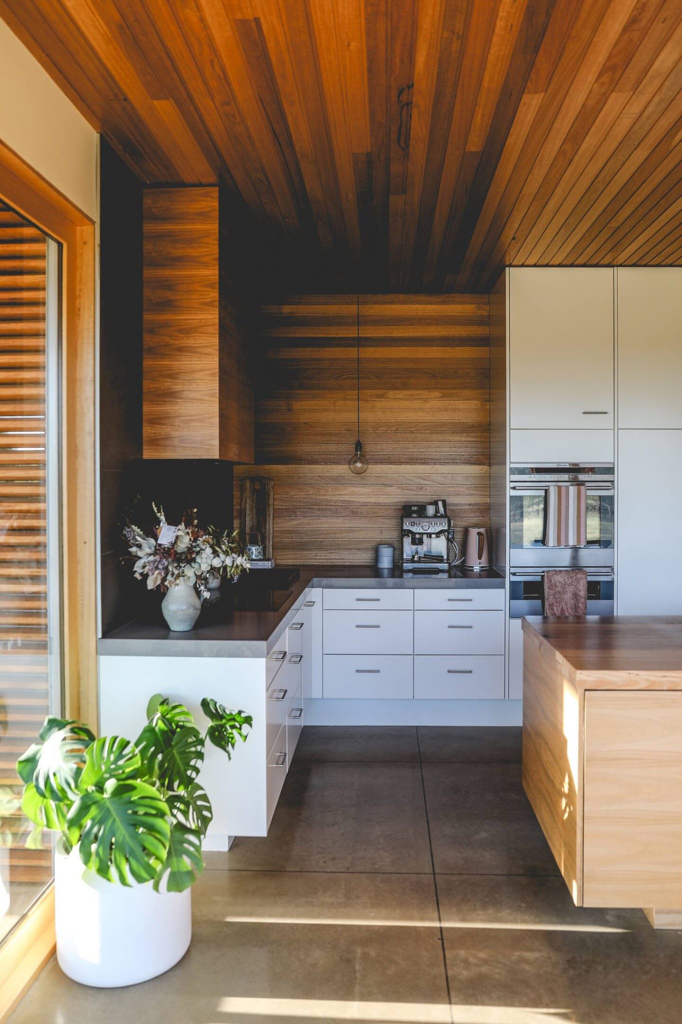 cuisine blanche ouverte design plafond bois maison contemporaine