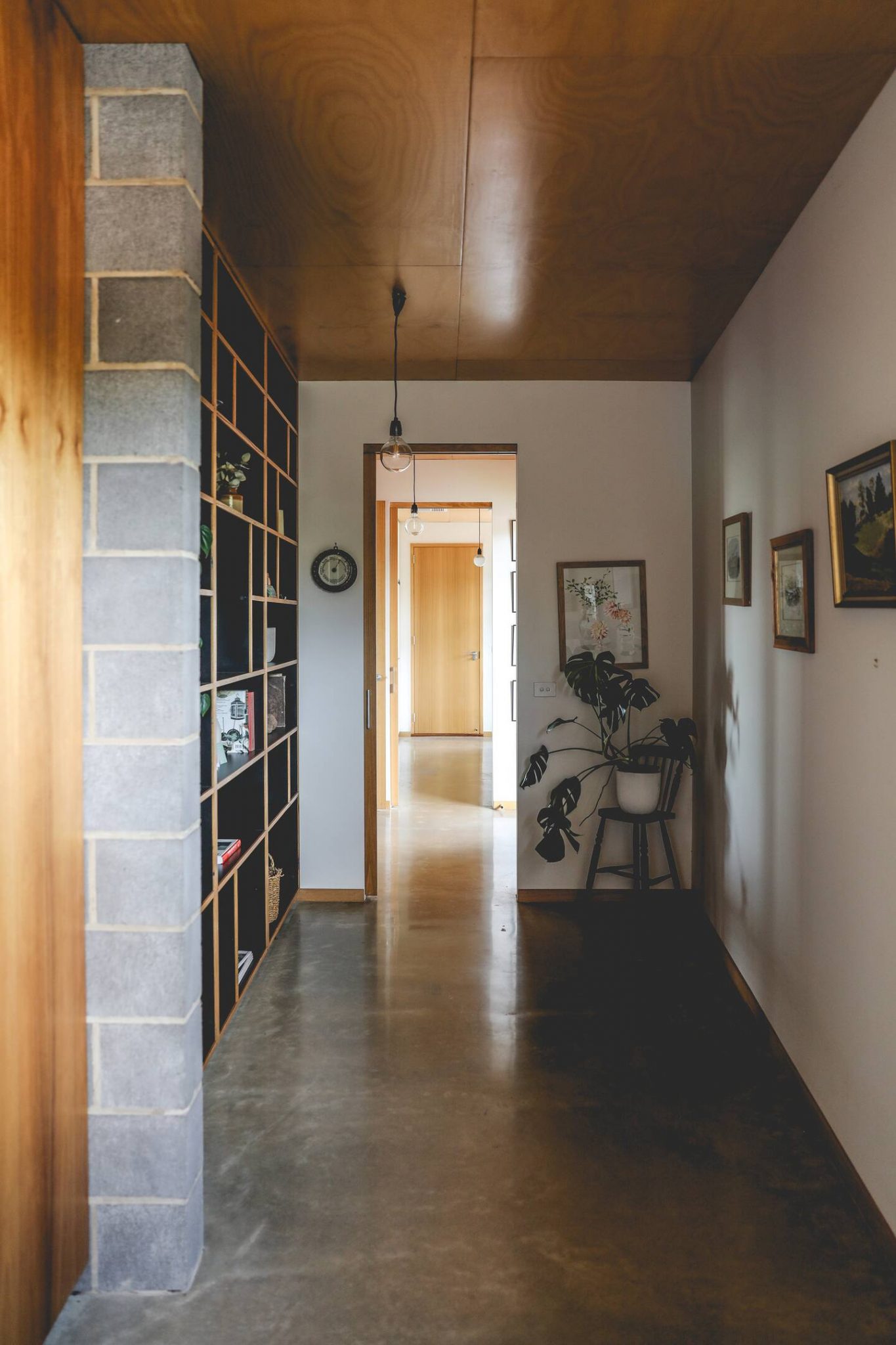 couloir avec bibliothèque plafond bois