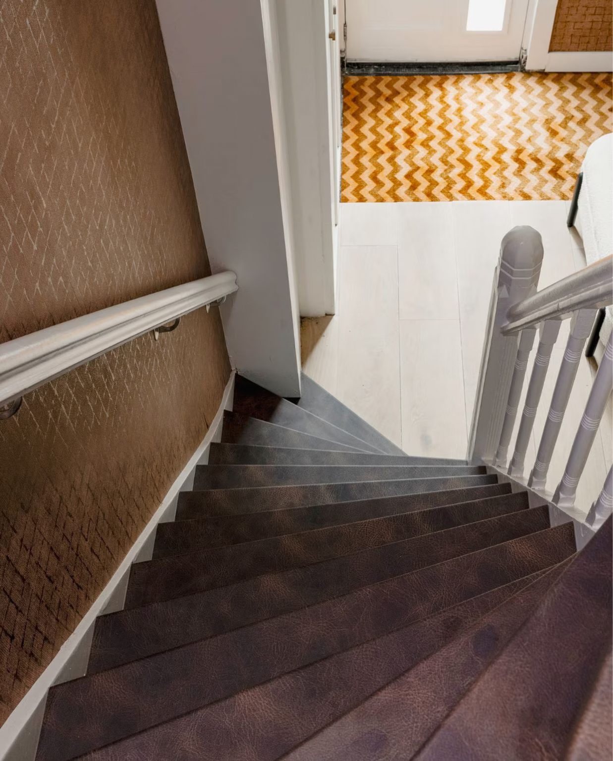 escalier bois marron