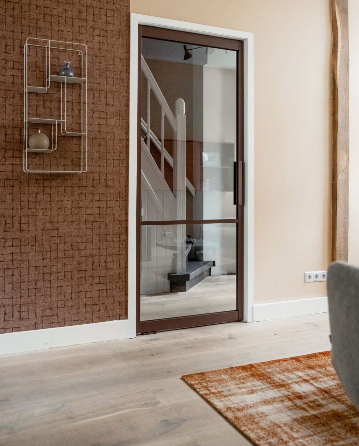 salon avec porte vitrée