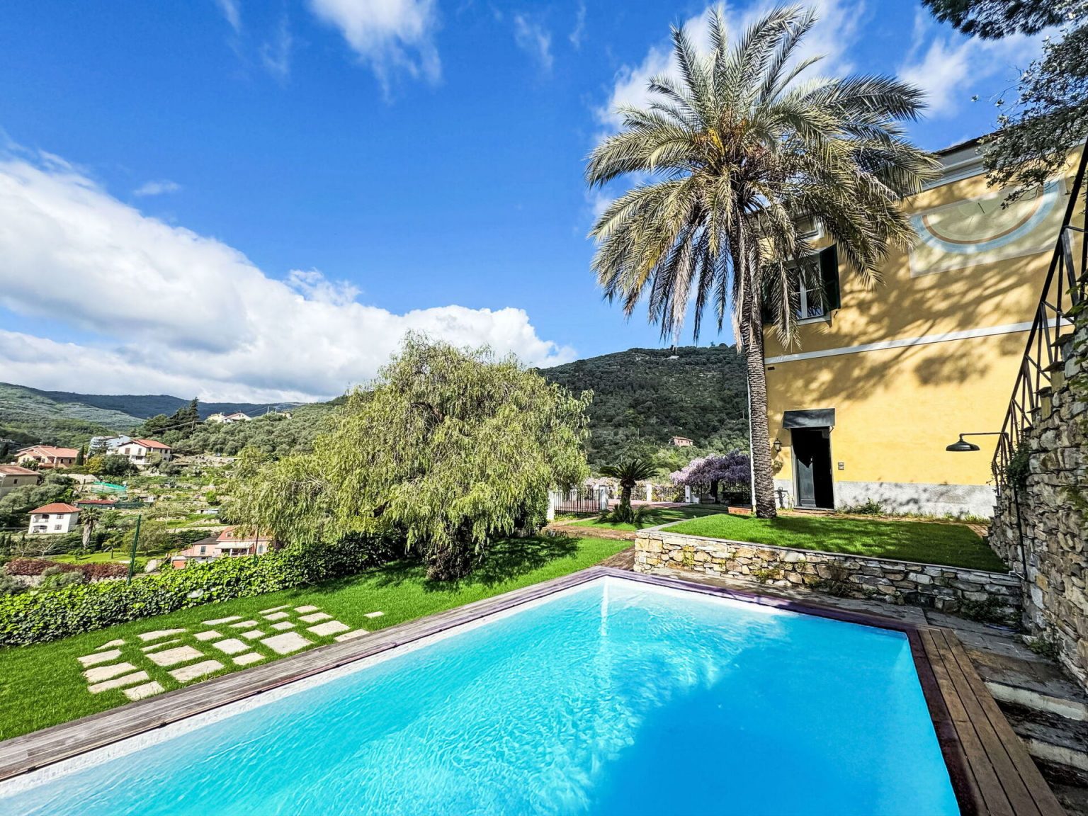 piscine dans jardin maison ancienne façade jaune La Vigna
