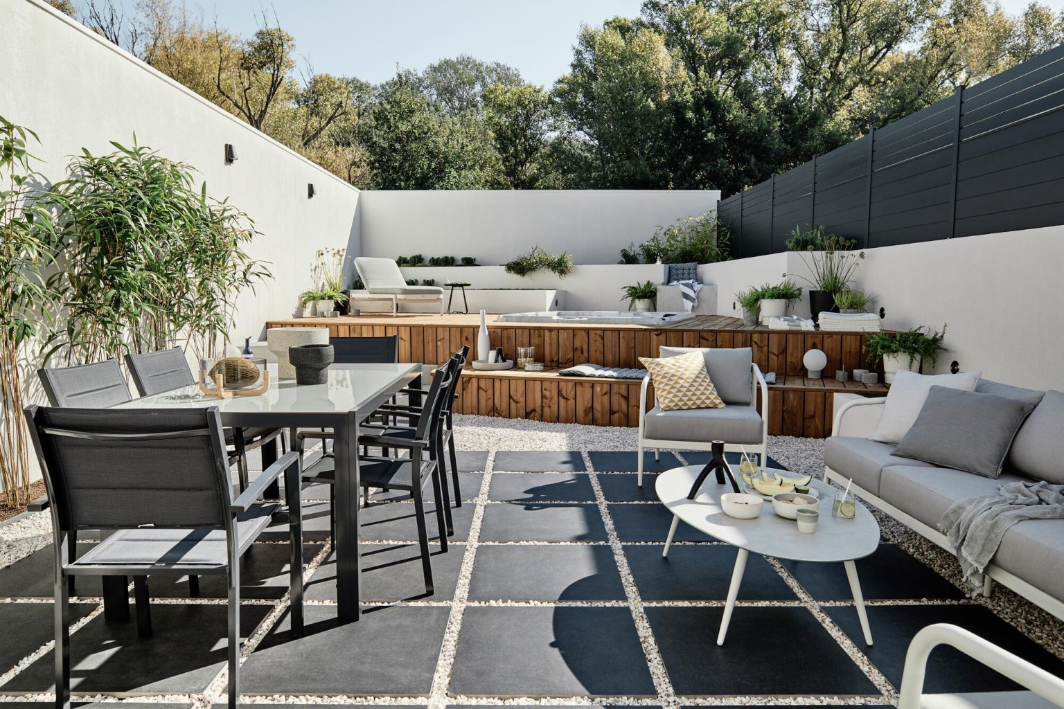 spa intégrée dans terrasse petit jardin de ville