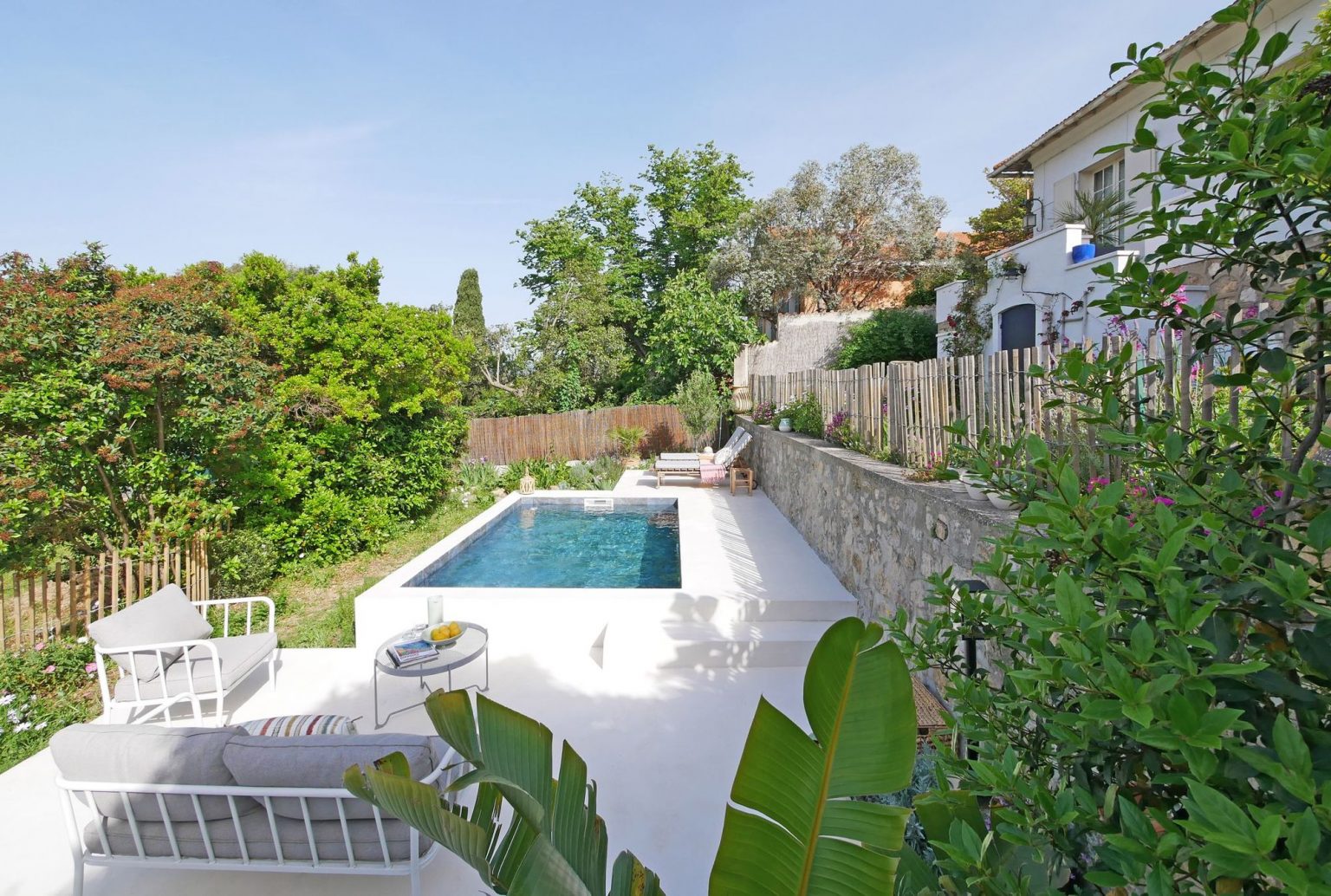 jardin méditerranéen avec une piscine