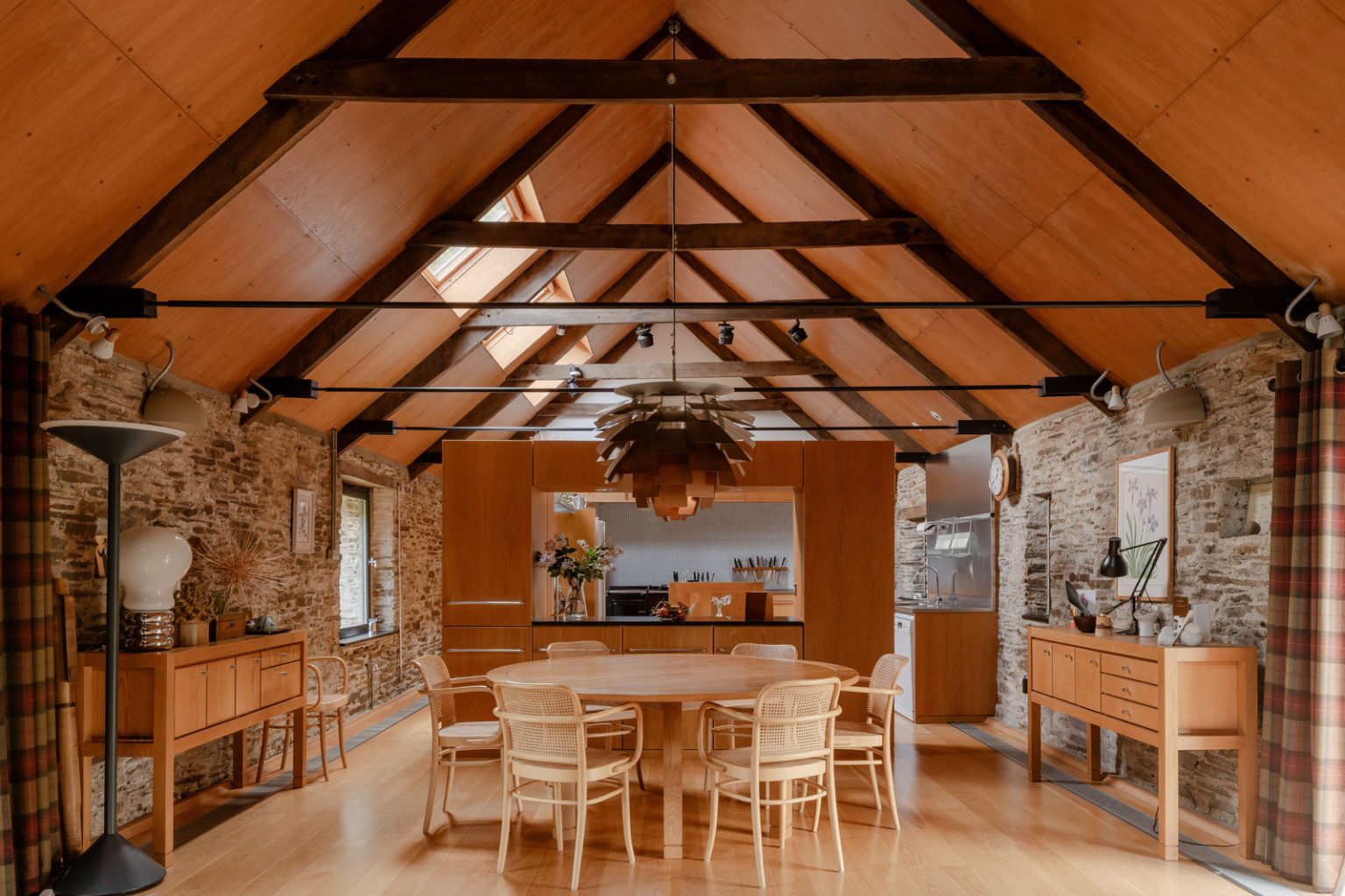 salon double hauteur avec poutres maison ancienne rénovée dans la campagne anglaise