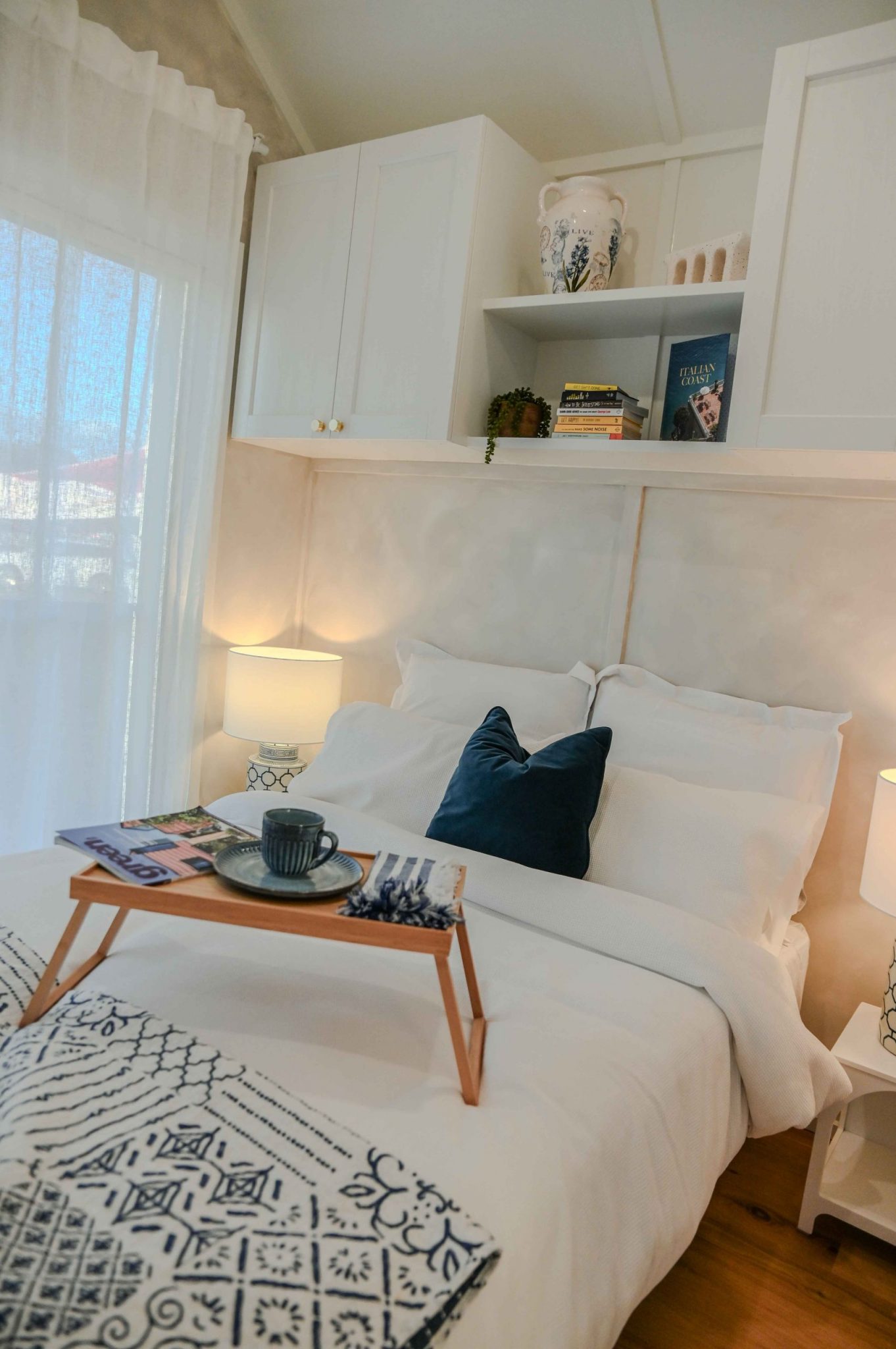 chambre mini maison mobile avec une terrasse Bowerbird par Unplgd Tiny Homes
