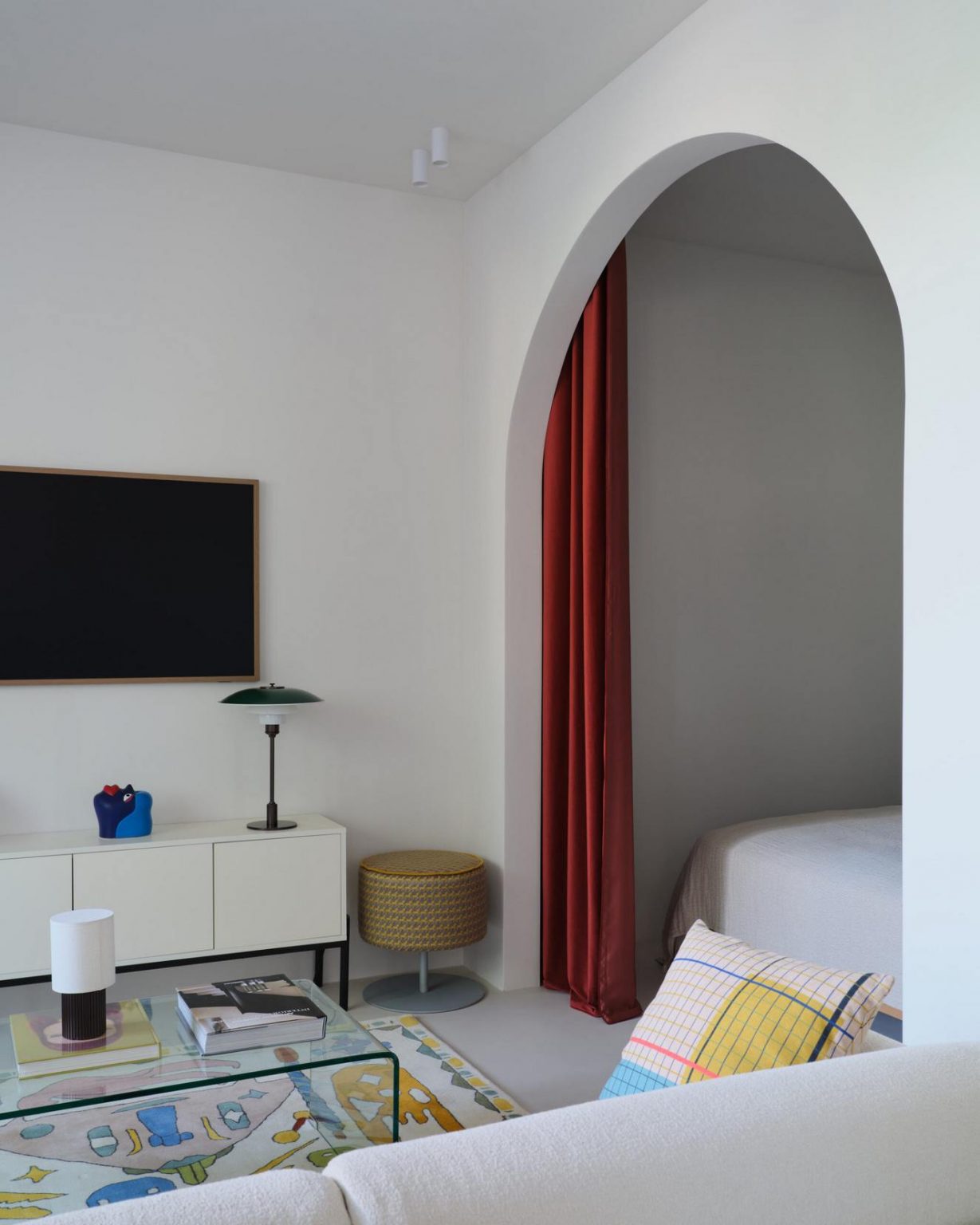 salon décoration design et colorée avec chambre en alcôve
