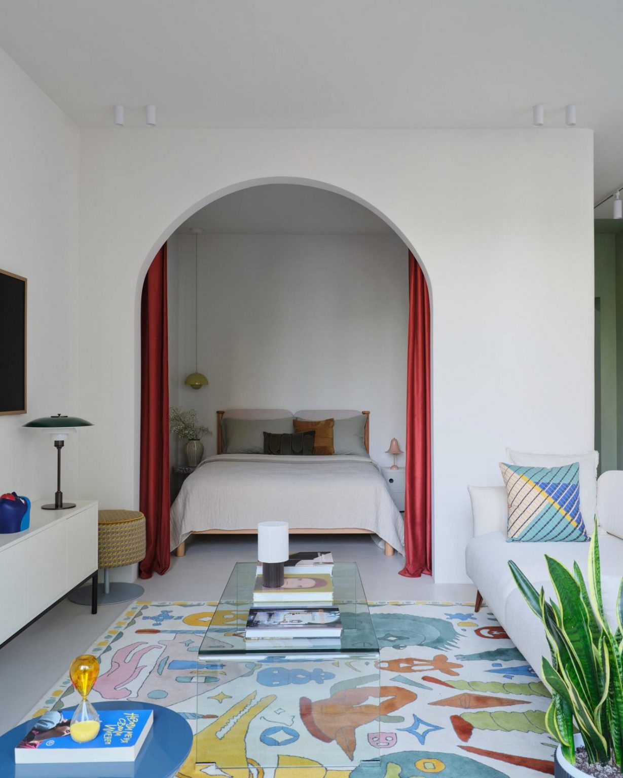 salon décoration design et colorée avec chambre en alcôve