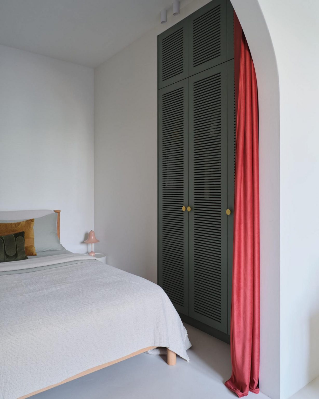 chambre en alcôve avec ouverture cintrée