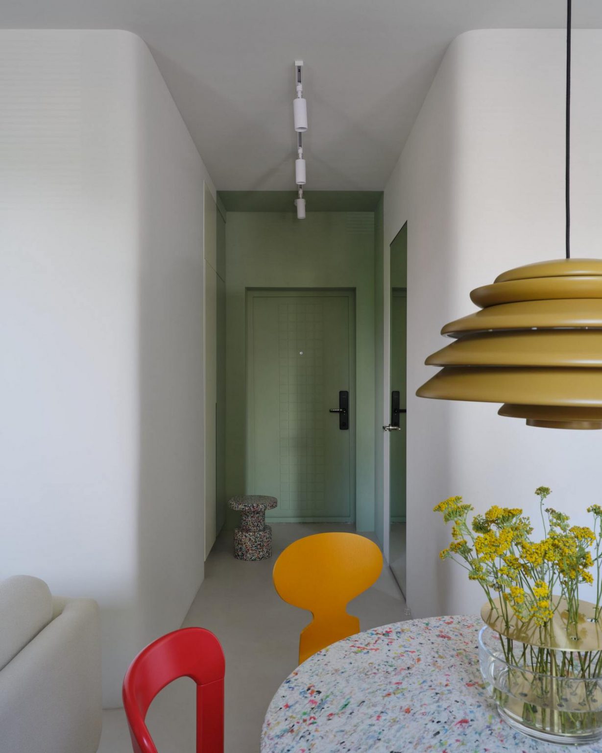 salle à manger décoration design et colorée studio 36m2