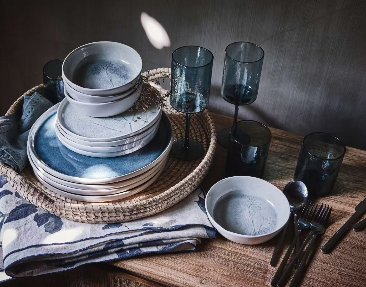 vaisselle bleue en grès