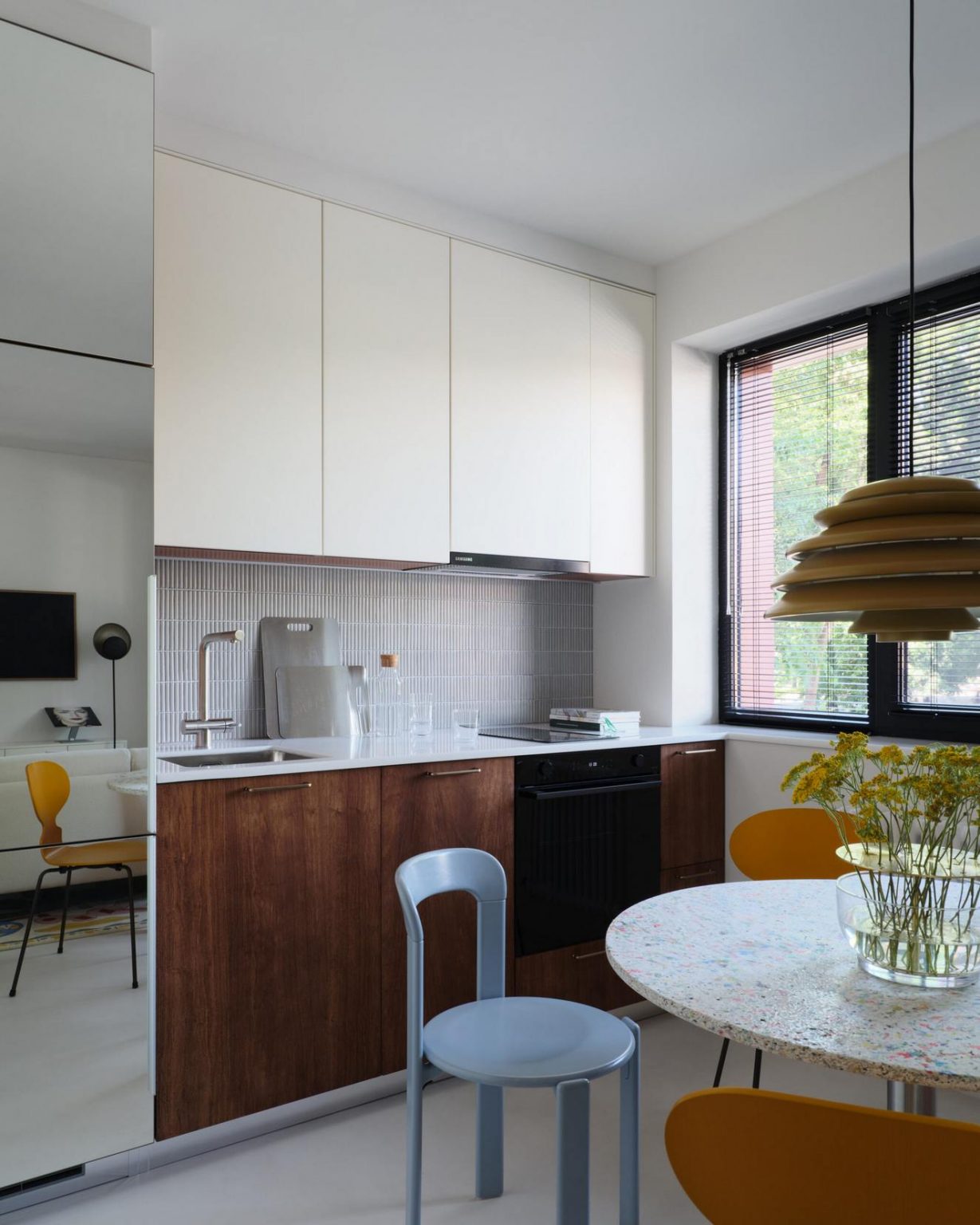 cuisine blanche décoration design et colorée studio 36m2