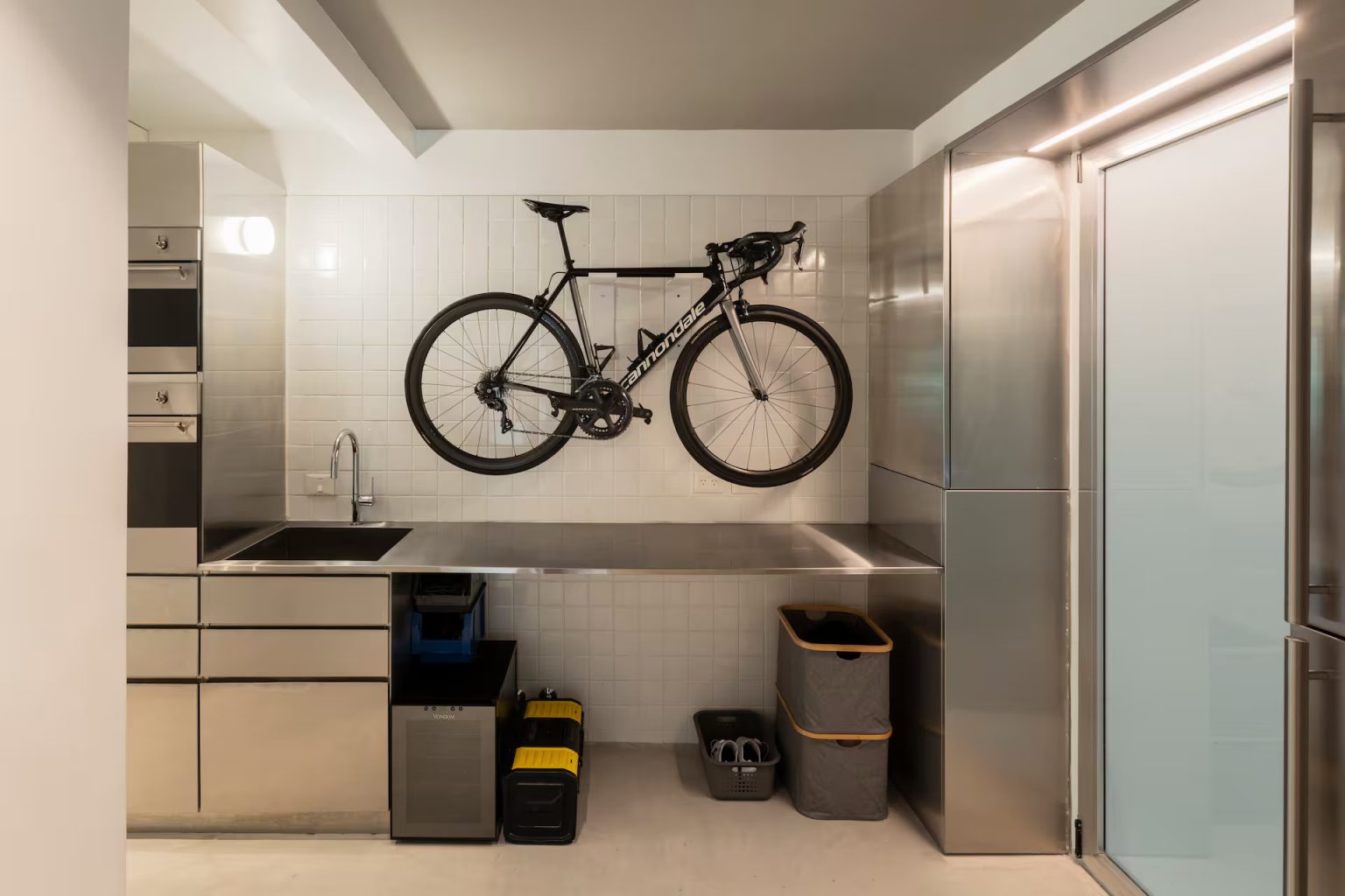 espace atelier vélo dans cuisine design inox