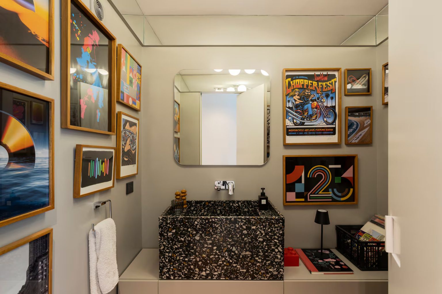 toilettes avec vasque terrazzo noir