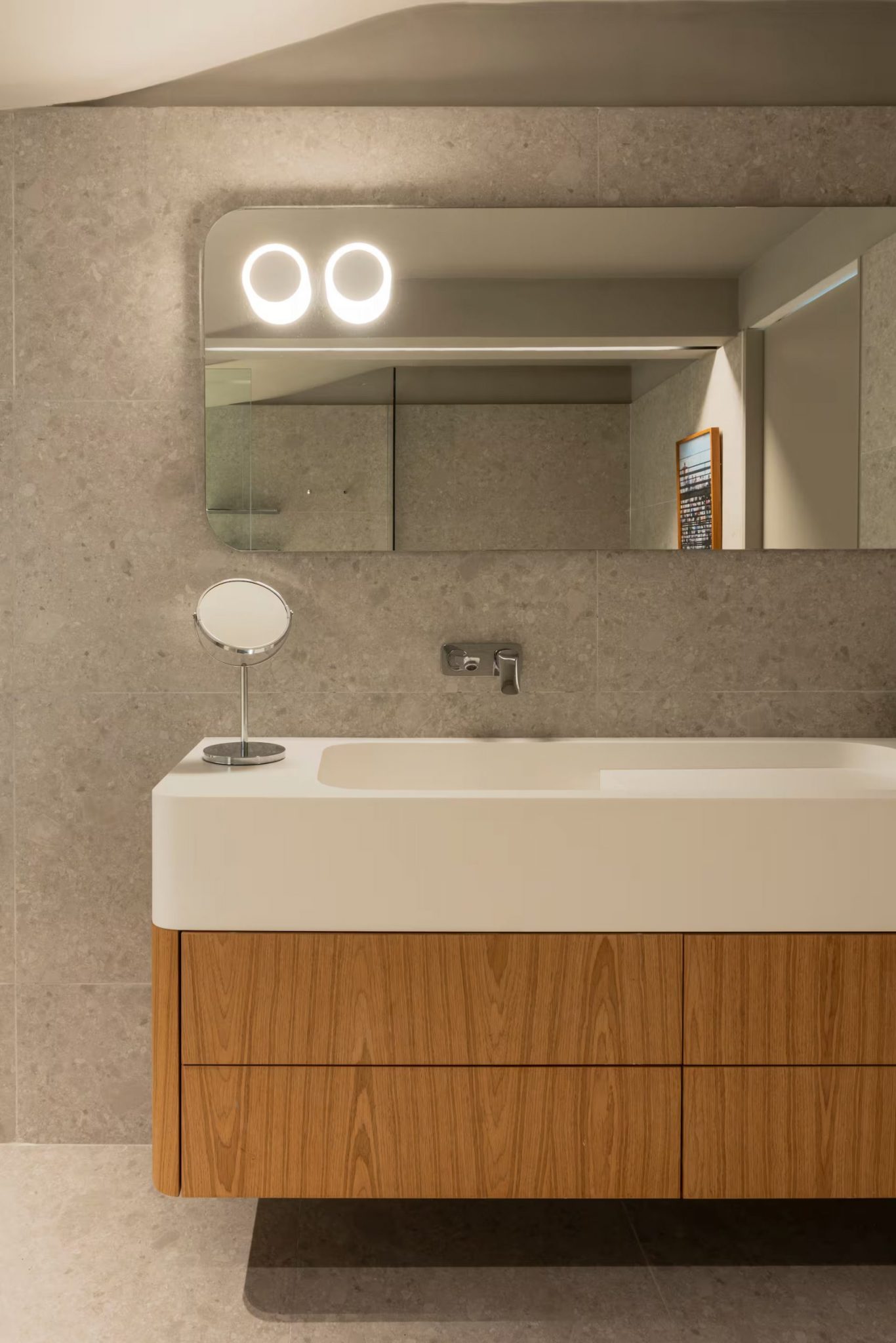 salle de bain marbre gris et bois