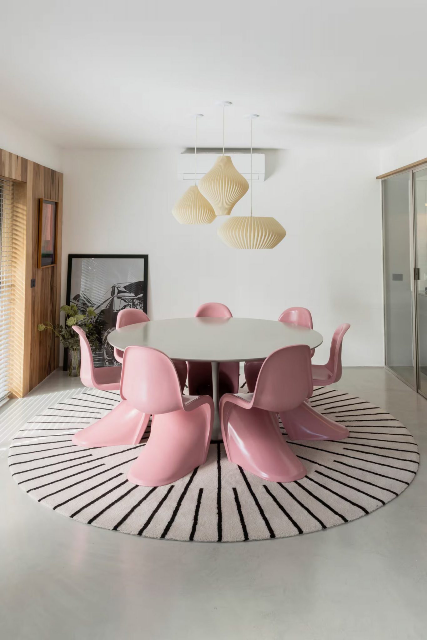 salle à manger chaises Panton rose décoration contemporaine