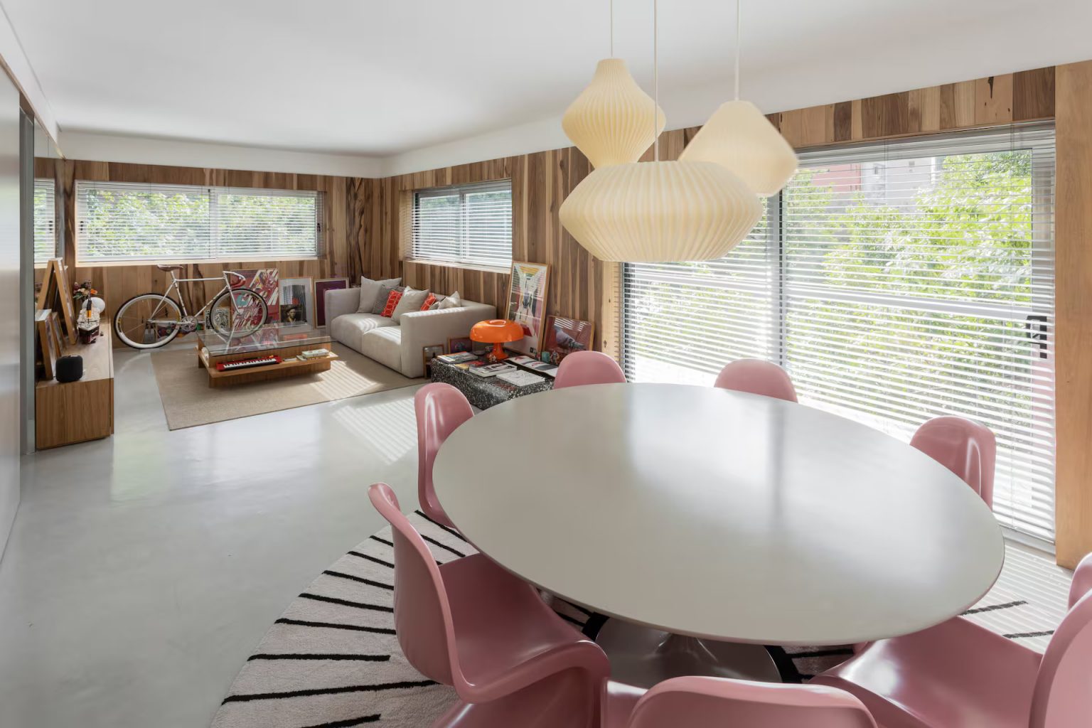 salle à manger et salon avec mur miroir décoration contemporaine