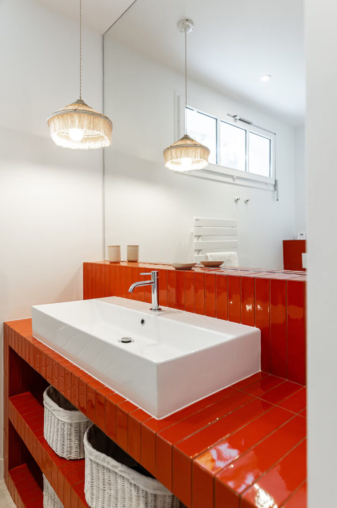 salle de bain carrelage rouge