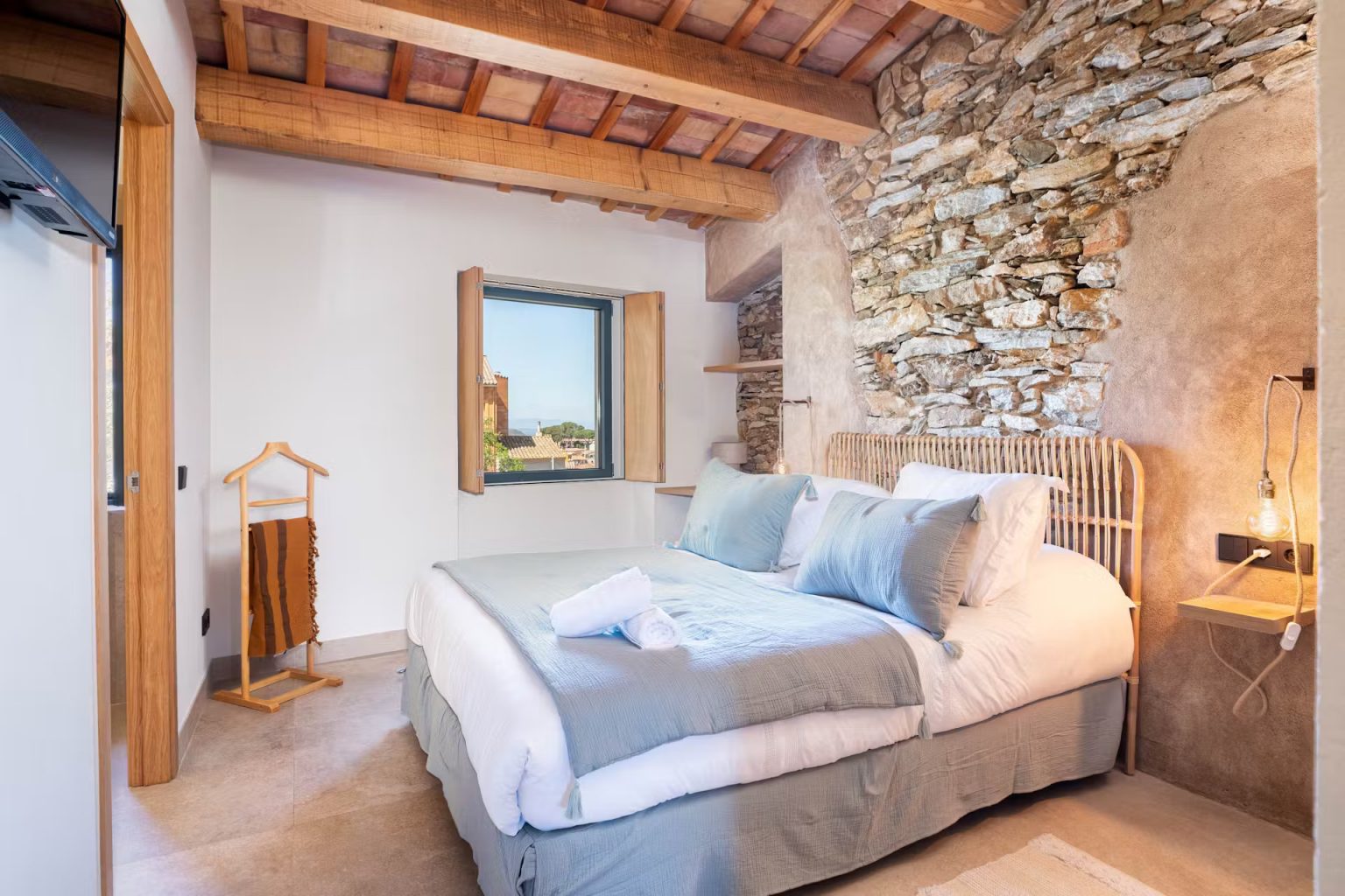 chambre mur pierres 