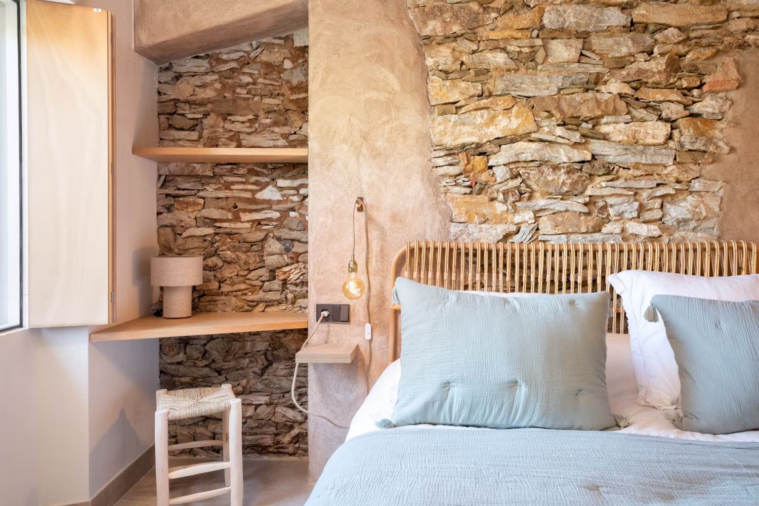 chambre mur pierres