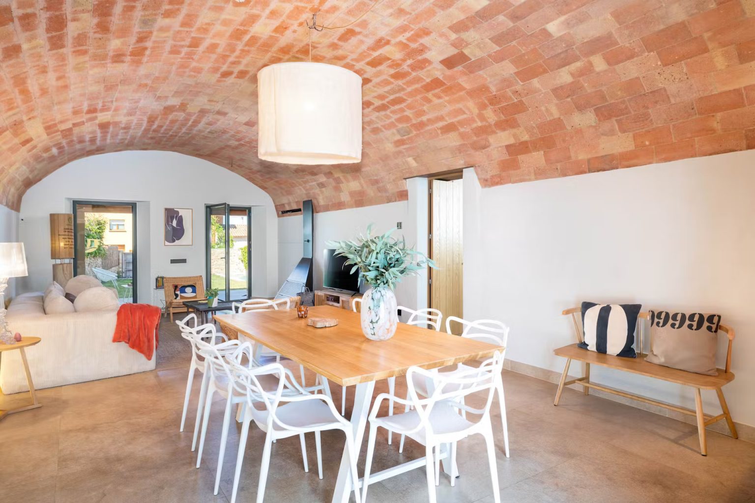 salon plafond voûté maison de ville rénovée avec petit piscine moins de 10m2 Casa Alegria