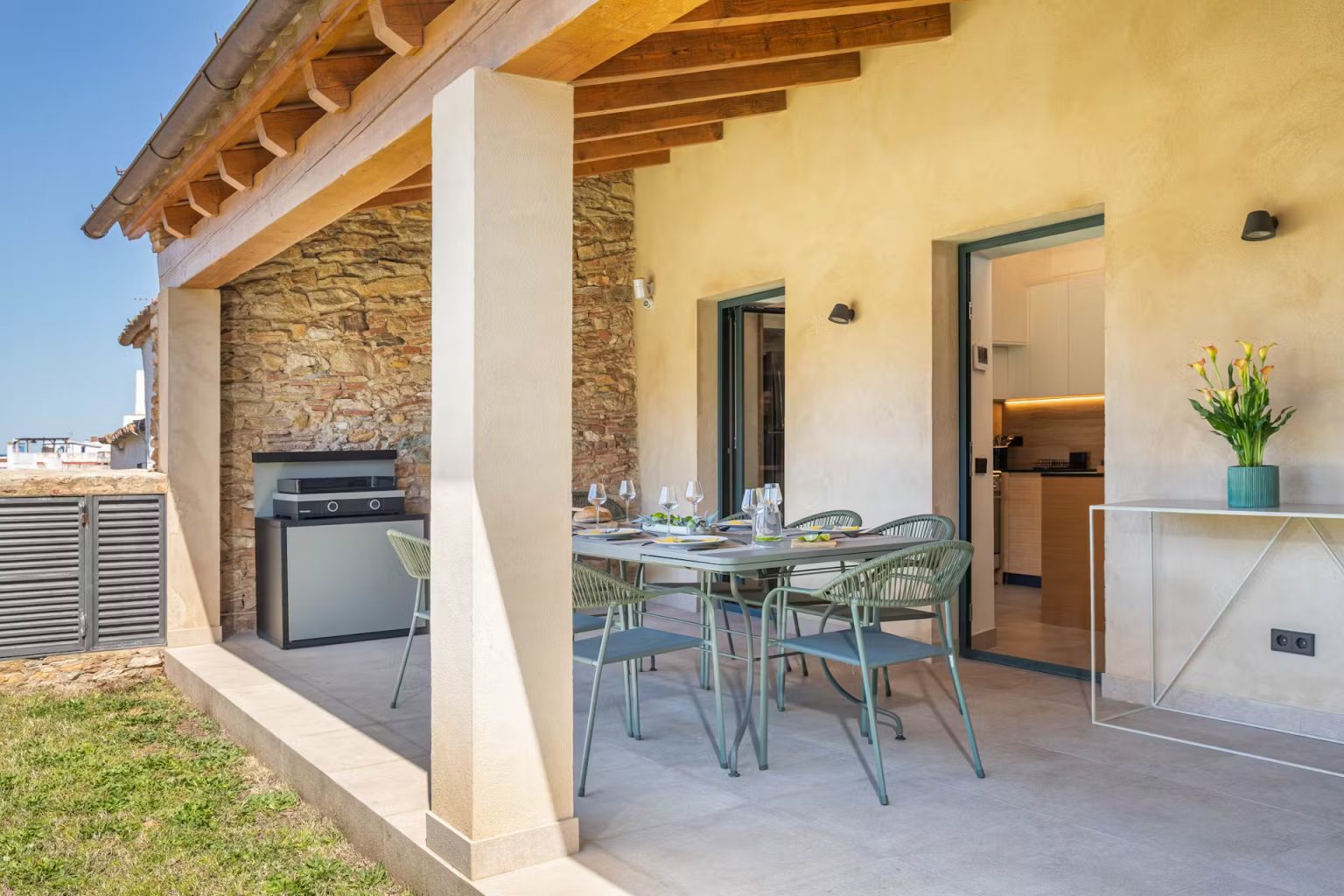 terrasse mur pierres maison de ville rénovée avec petit piscine moins de 10m2 Casa Alegria