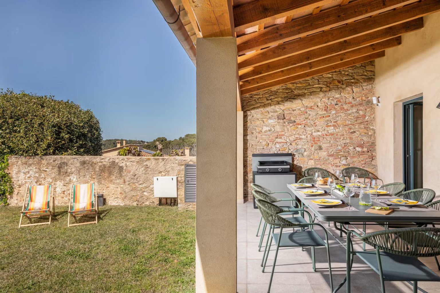 terrasse mur pierres maison de ville rénovée avec petit piscine moins de 10m2 Casa Alegria