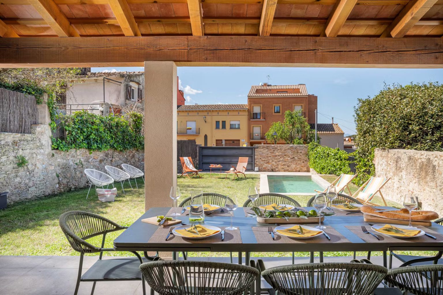 terrasse maison de ville rénovée avec petit piscine moins de 10m2 Casa Alegria