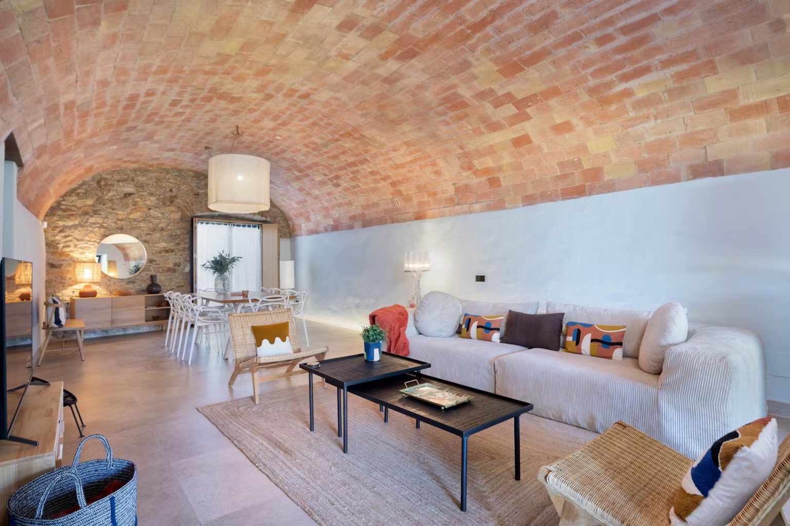 salon plafond voûté maison de ville rénovée avec petit piscine moins de 10m2 Casa Alegria