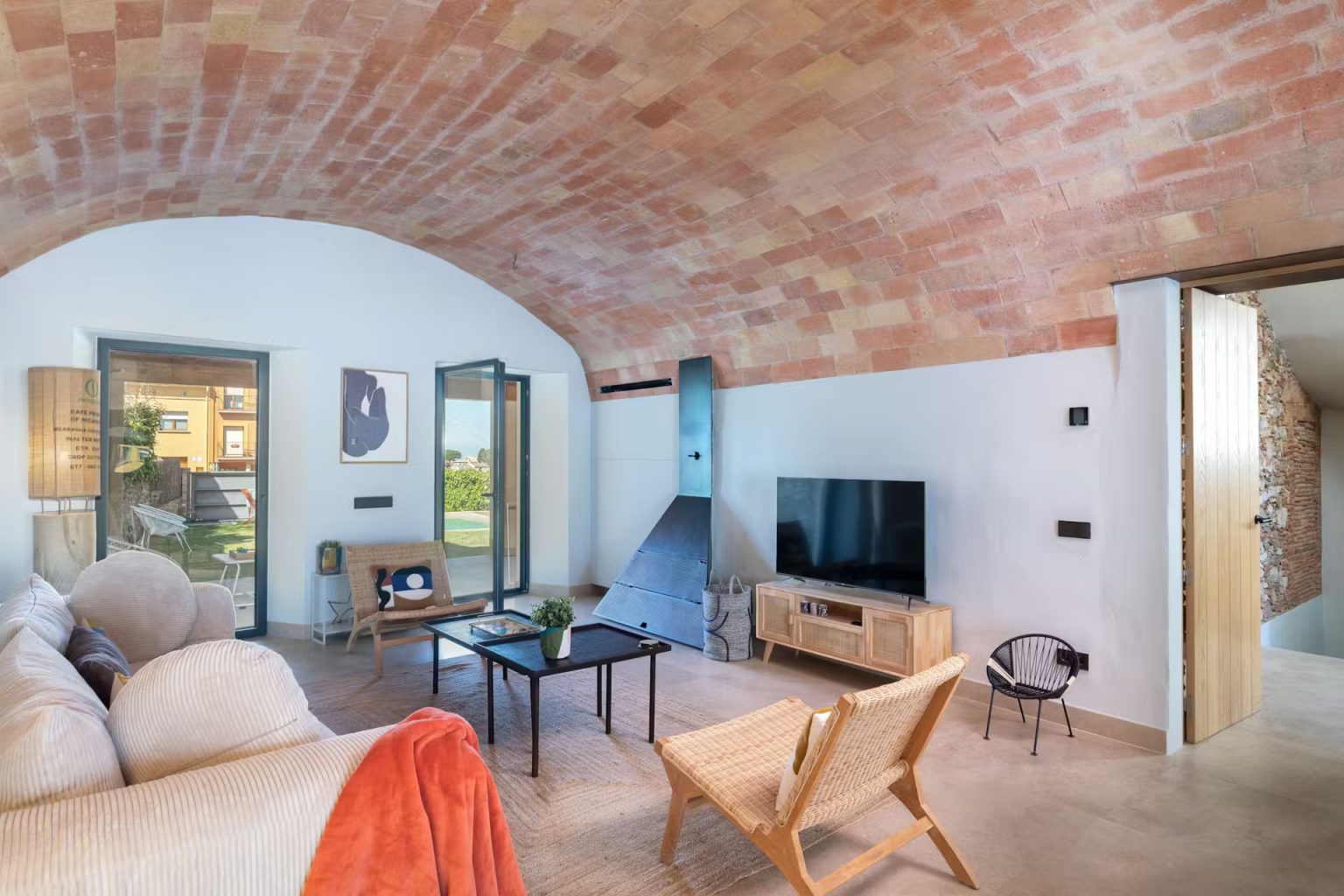 salon plafond voûté maison de ville rénovée avec petit piscine moins de 10m2 Casa Alegria