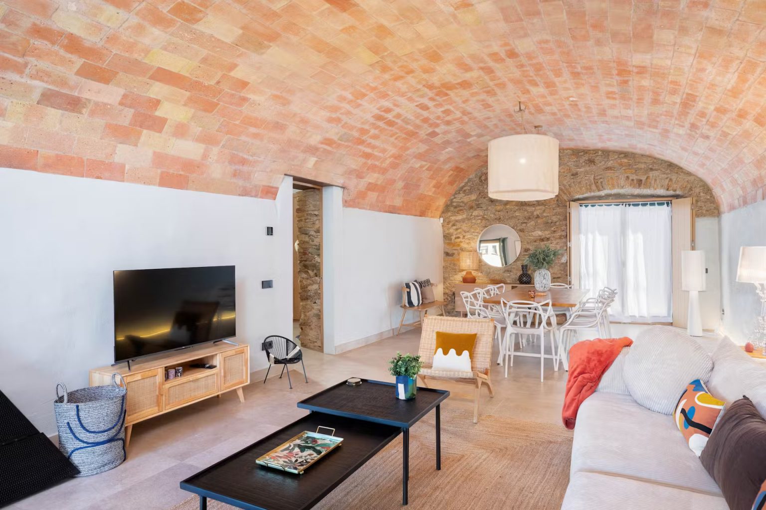 salon plafond voûté maison de ville rénovée avec petit piscine moins de 10m2 Casa Alegria