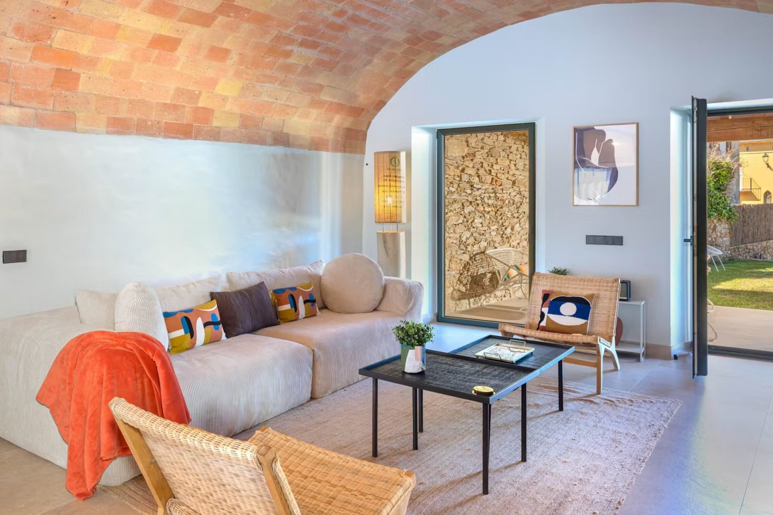 salon plafond voûté maison de ville rénovée avec petit piscine moins de 10m2 Casa Alegria