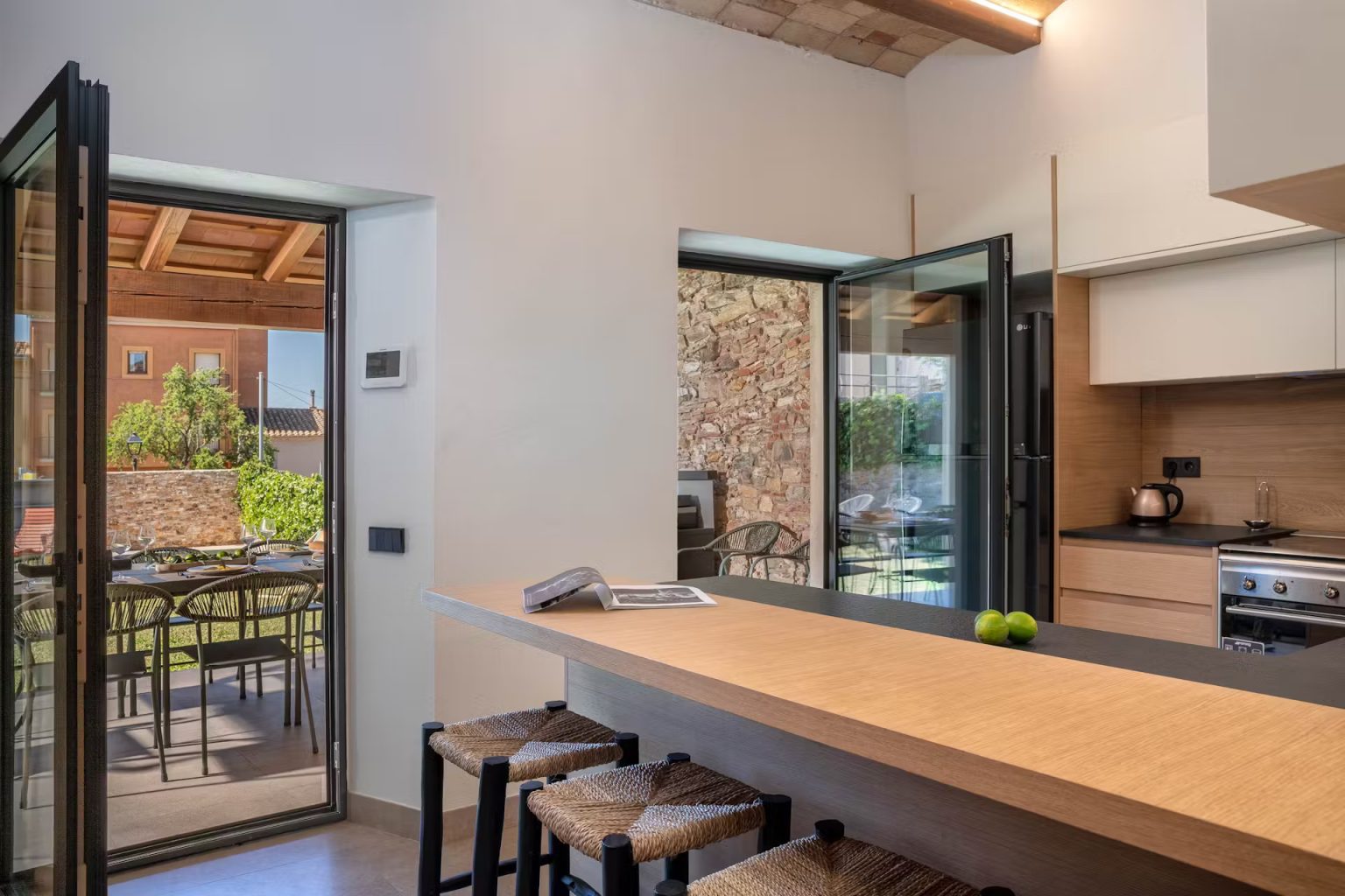 cuisine maison de ville rénovée avec petit piscine moins de 10m2 Casa Alegria