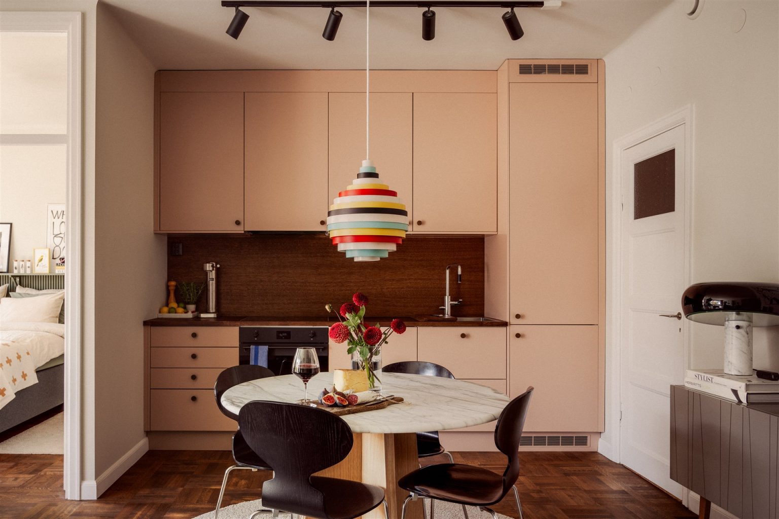salle à manger décoration vintage et cuisine rose